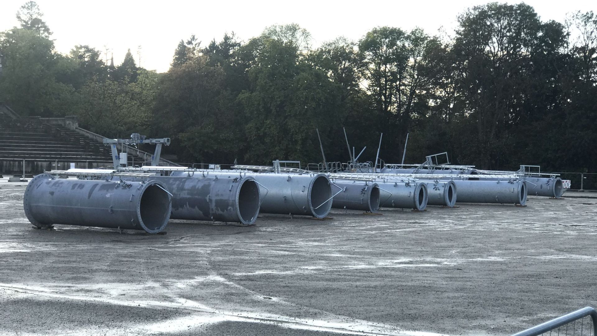 Les éléments qui constitueront les trois pylônes (P3, P4, P6) entreposés provisoirement sur l'Esplanade de la Citadelle