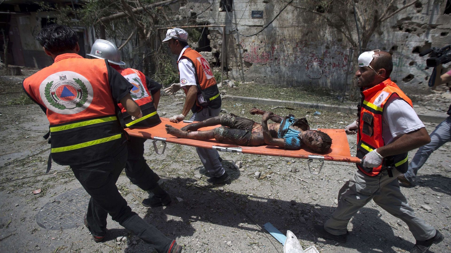 Des médecins évacuent le corps d'un enfant dans la Bande de Gaza