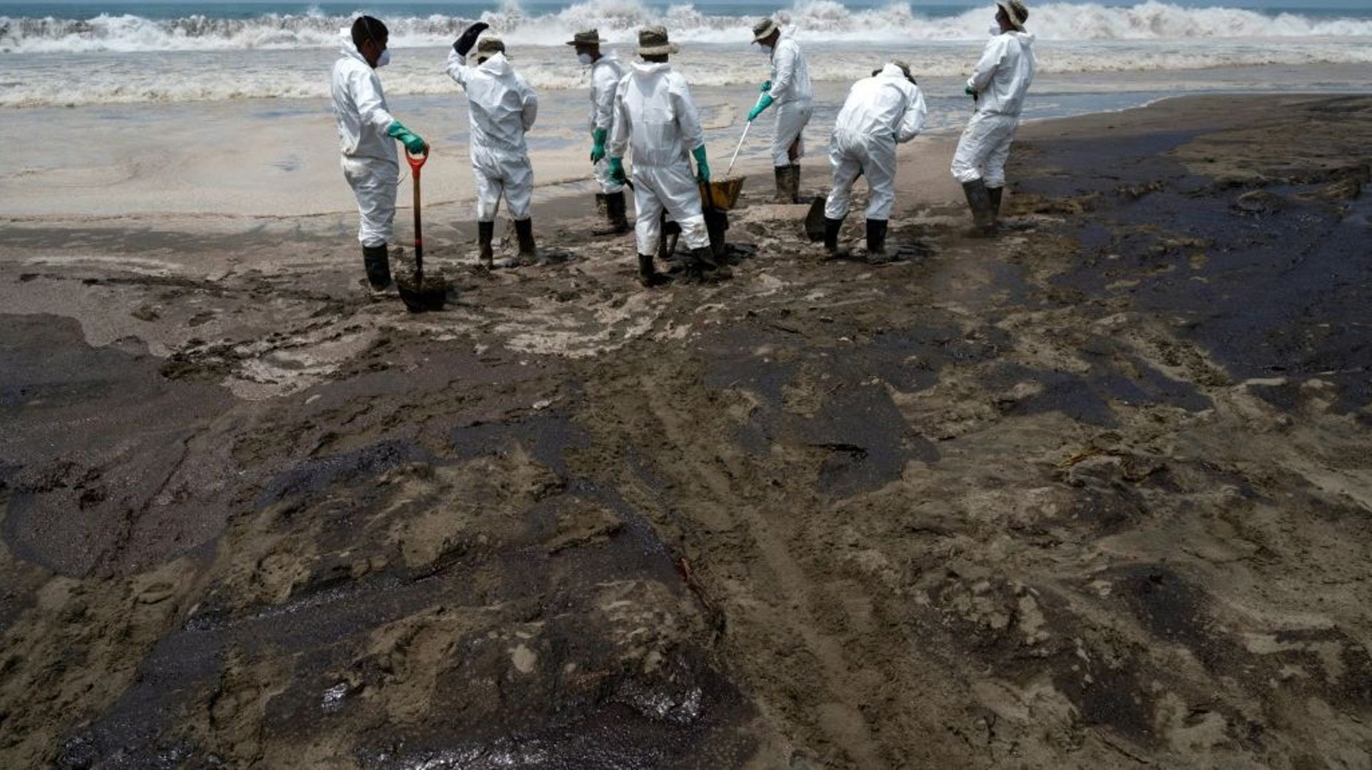 Des militaires péruviens recueillent le pétrole qui s’est déversé sur la plage de Chacra y Mar, près de Huaral, au Pérou, le 27 janvier 2022.