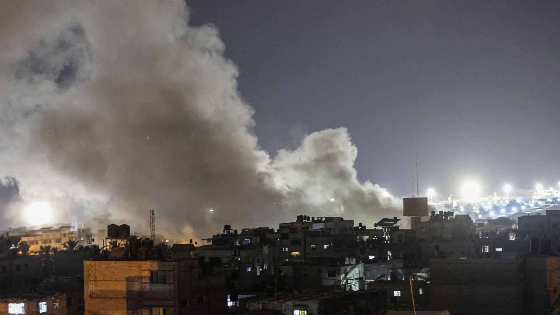 De la fumée s'échappe du site d'une frappe israélienne à Rafah, dans le sud de la bande de Gaza, le 6 août 2022. 