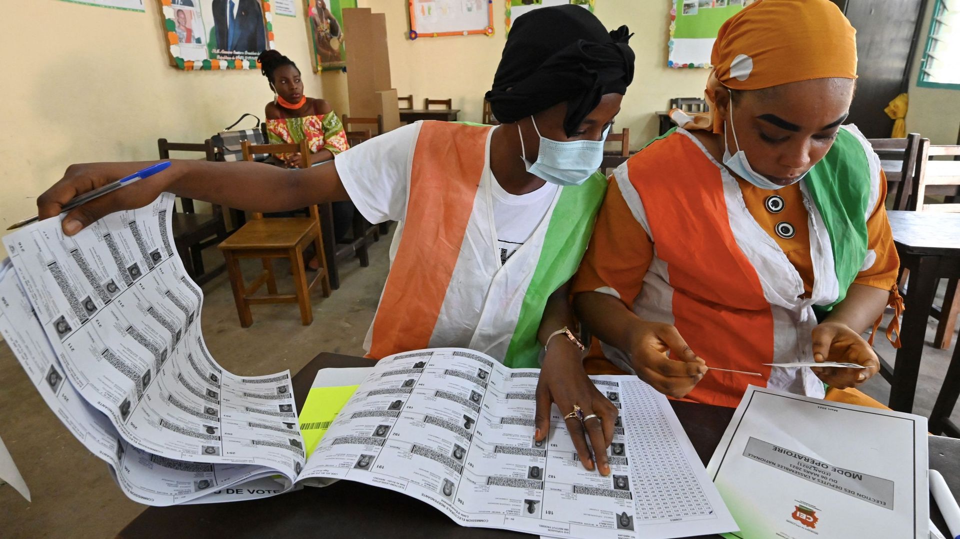 Préparation du vote à Yopougon, Abidjan.