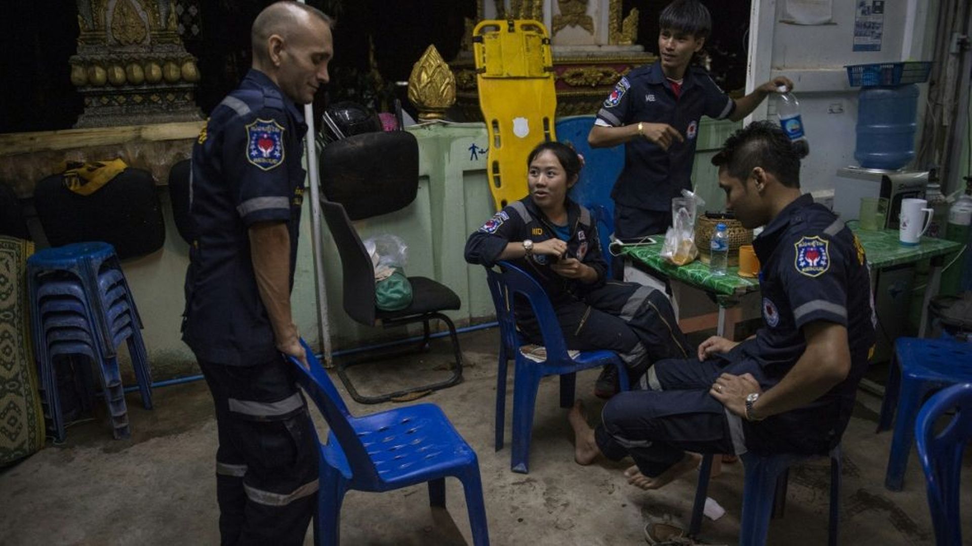 Des secouristes volontaires à Vientiane, le 30 mai 2016.