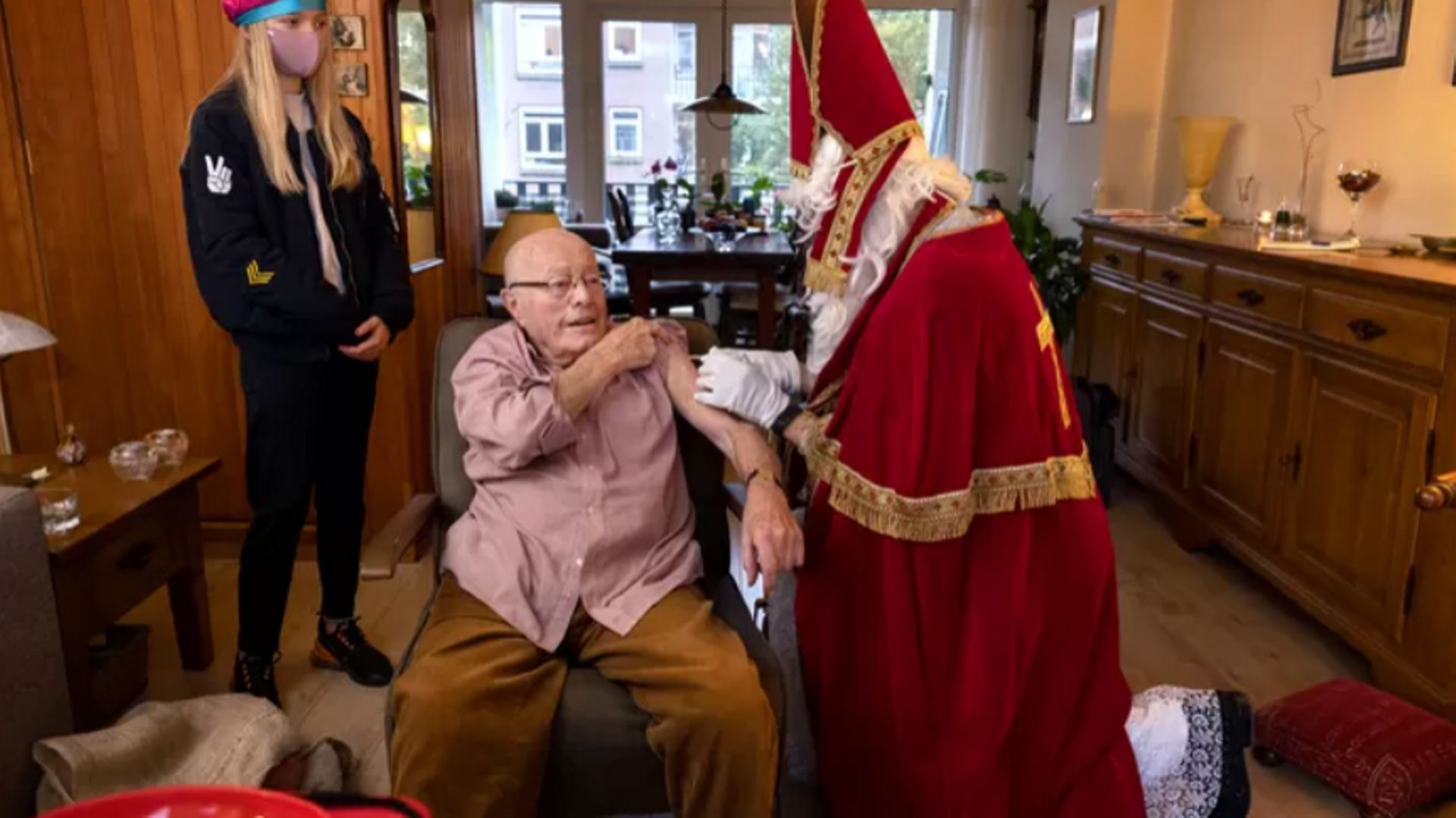 Saint Nicolas administre sa troisième dose à un patient de 83 ans dans son salon