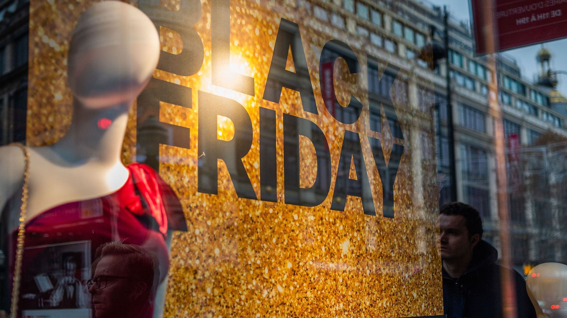 Rien que sur internet, les ventes devraient atteindre 1,7 milliard d'euros sur les quatre jours allant du "Black Friday" (vendredi 29 novembre) au "Cyber Monday" (le lundi qui suit, davantage centré sur des promotions en ligne)