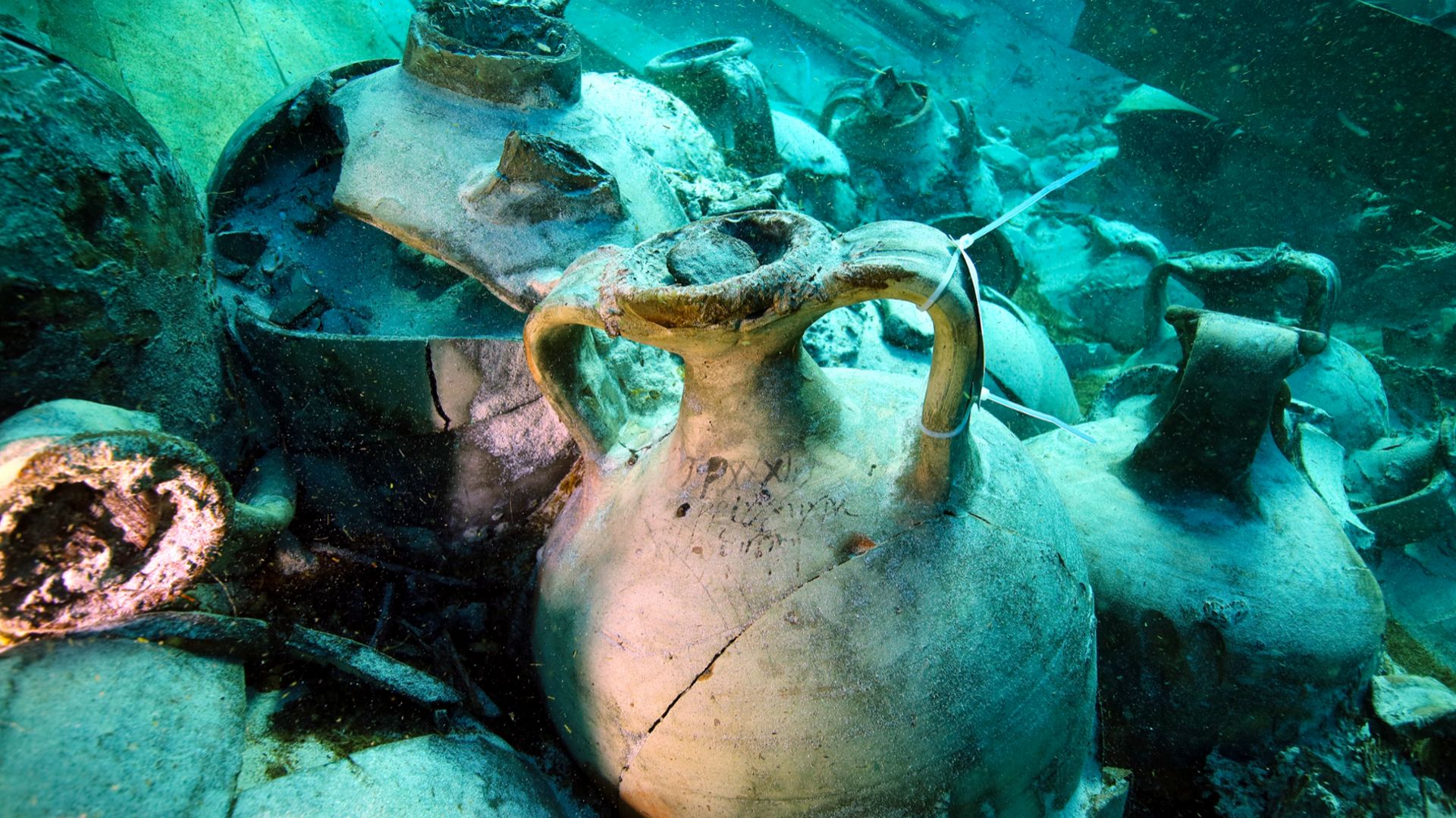 Les amphores très bien conservées dans la cargaison du navire romain découvert près de la plage de Palma de Majorque.