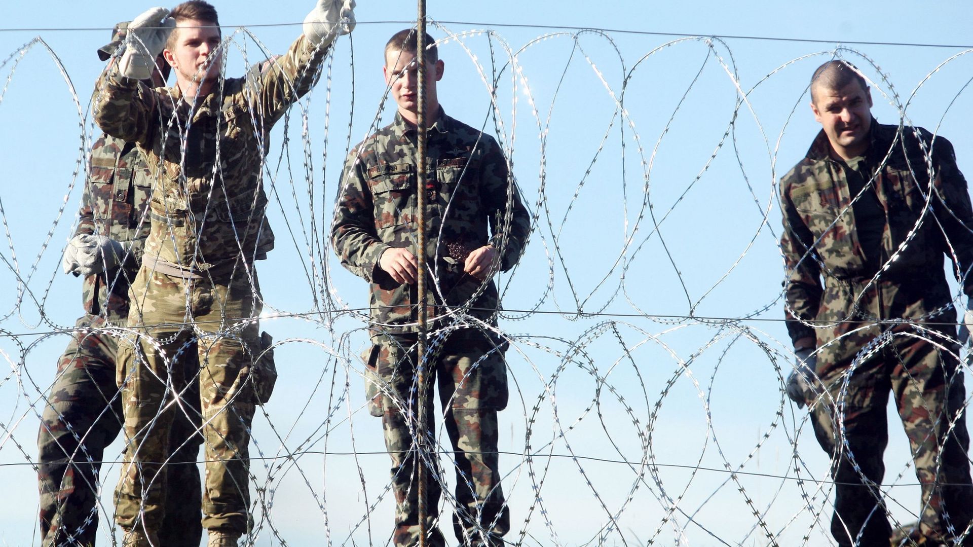 Des soldats slovènes installent des clôtures de barbelés à la frontière slovéno-croate à Sela pri Dobovi près de Brezice, le 11 novembre 2015.