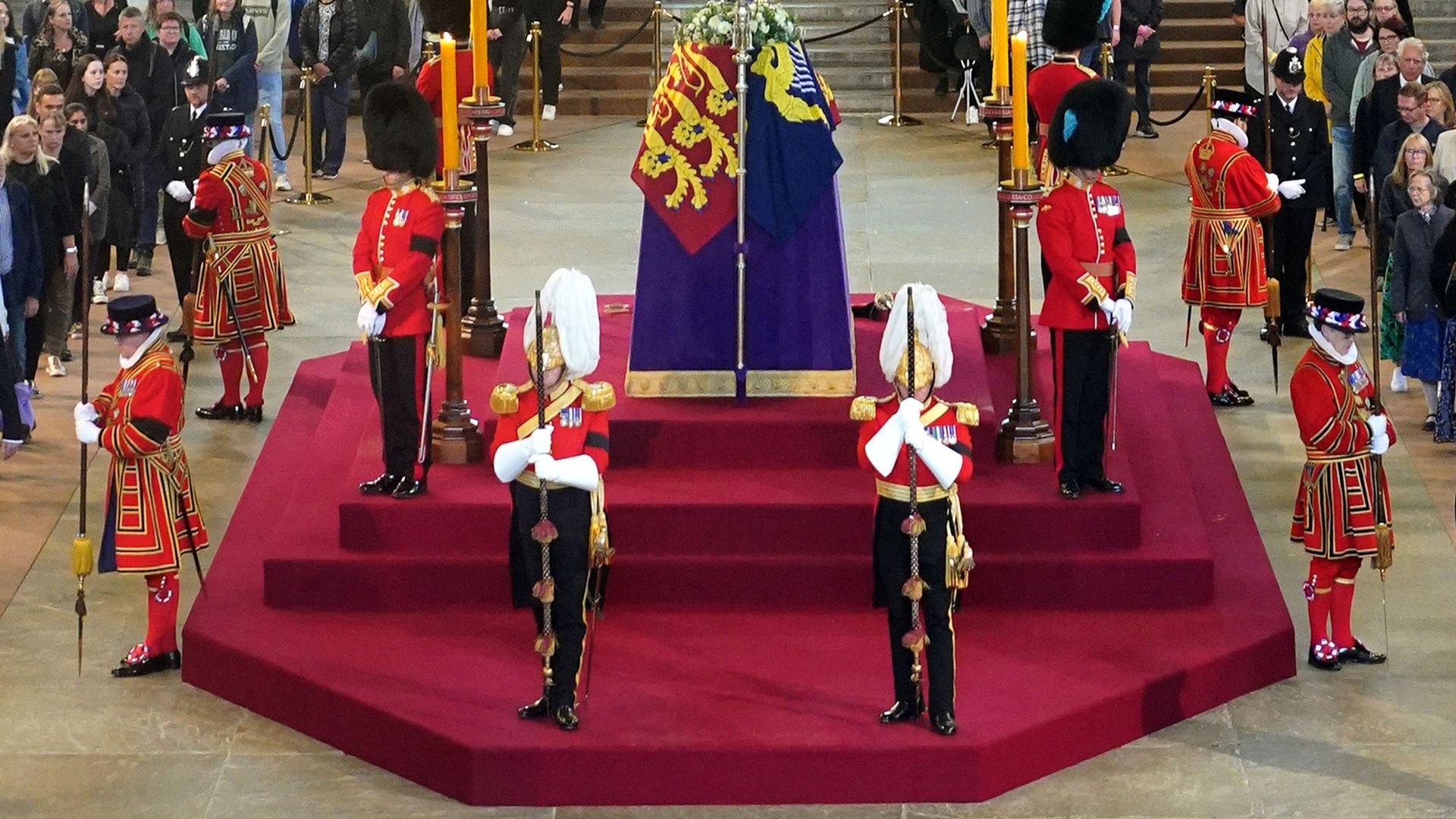 Un membro della Guardia Reale crolla davanti alla bara della Regina Elisabetta II a Westminster