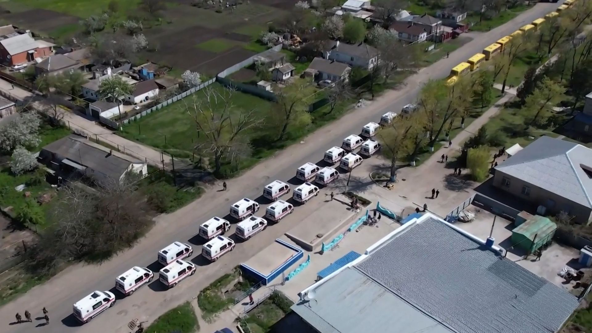 Des minibus attendent les civils pour les évacuer de Marioupol le 2 mai dernier, extrait d’une vidéo du ministère russe de la Défense