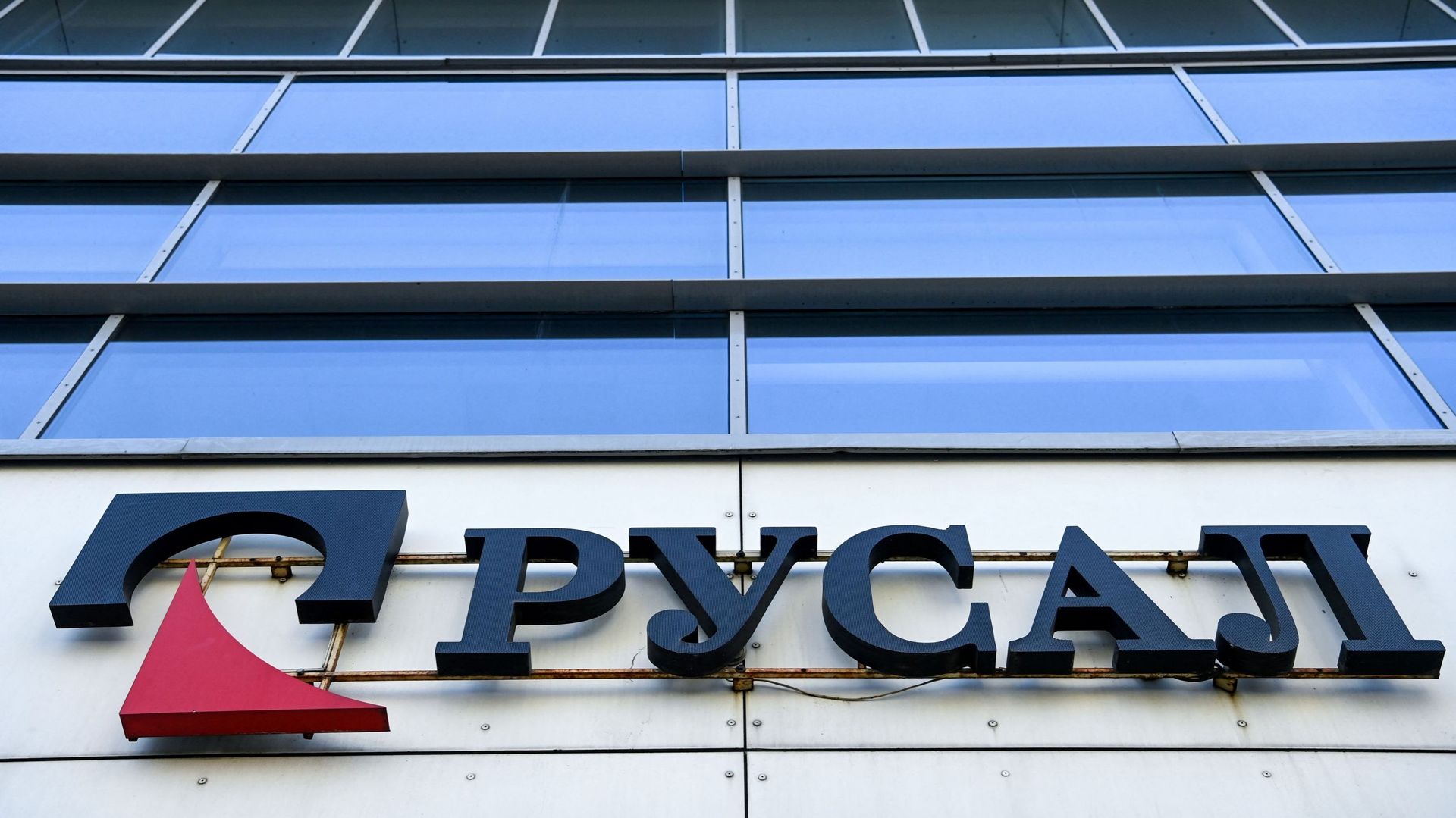 Le logo du géant russe de l’aluminium Rusal est photographié sur son siège social à Moscou, le 18 avril 2021. Kirill KUDRYAVTSEV / AFP
