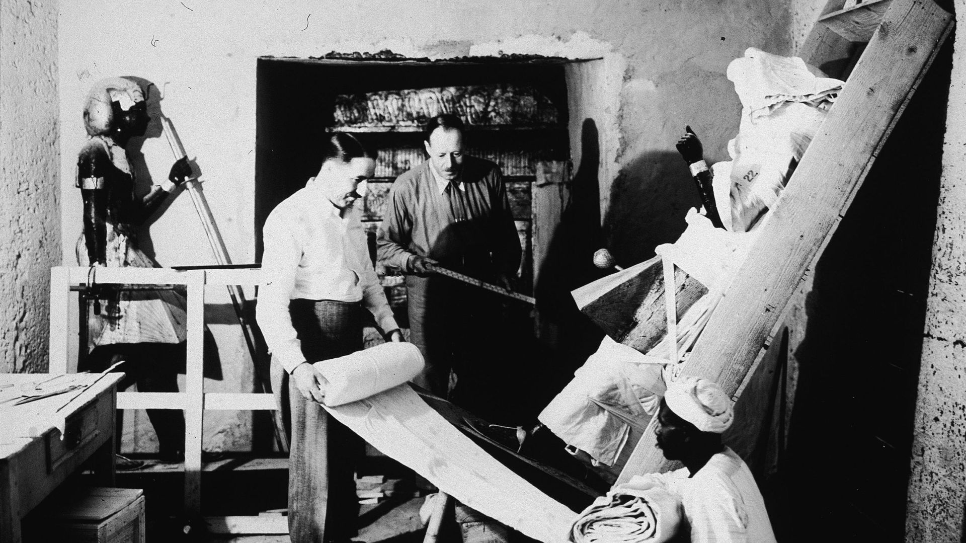 En 1923, Howard Carter et Arthur Callender dans l’antichambre de la tombe de Toutankhamon.