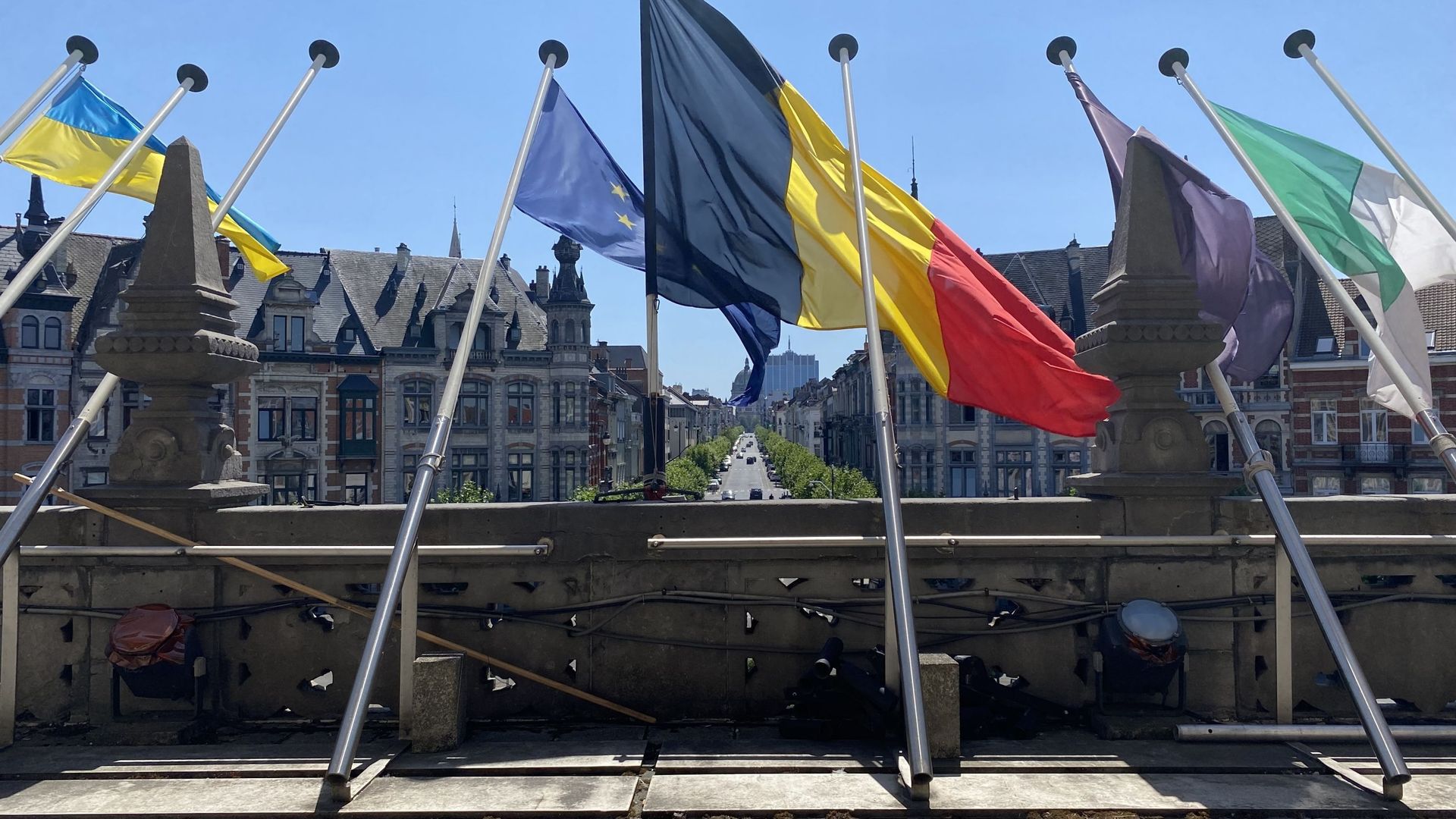 Une vue depuis le balcon vers la place de la Reine.
