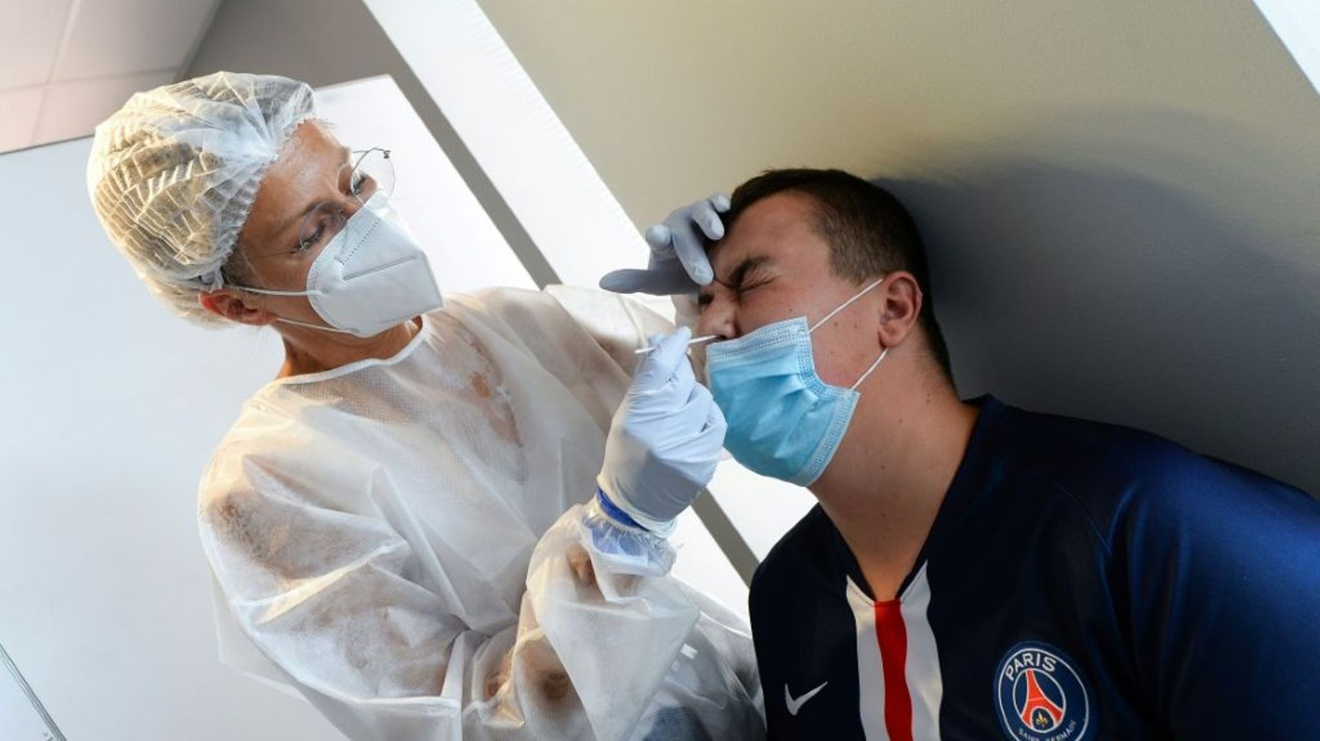 Un homme se fait tester dans un centre de dépistage du coronavirus, le 21 août 2020 au Mans