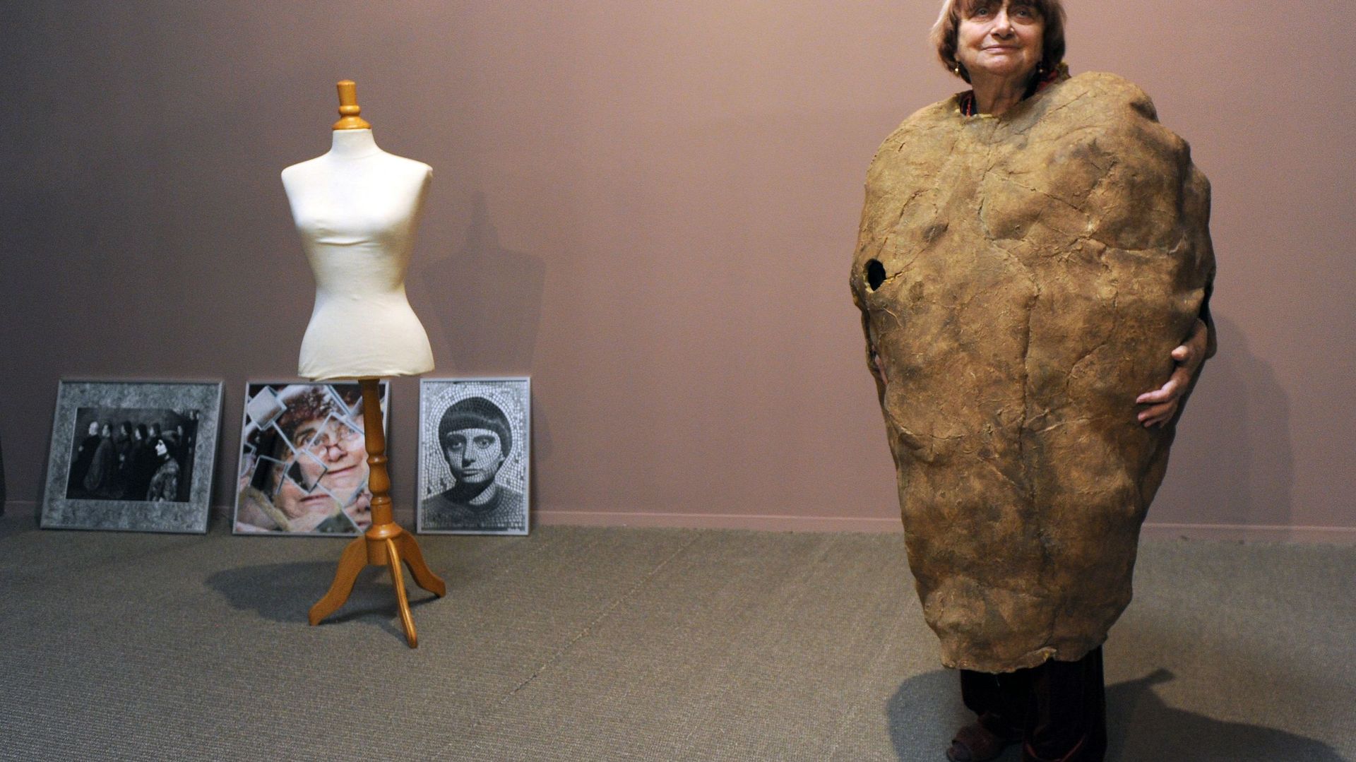 Elle n'hésitait pas à se mettre en scène, comme ici, avec son costume de "Femme patate" pour une exposition d'art contemporain (2011)
