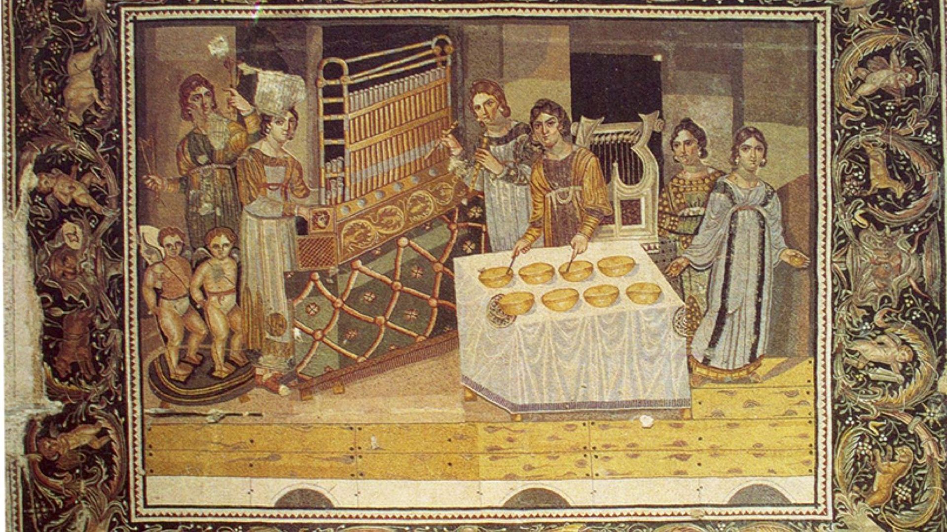 « Mosaïque des musiciennes” (fin du IVe siècle montrant l’orgue, l’aulos et la lyre (Villa byzantine de Maryamin, Syrie)