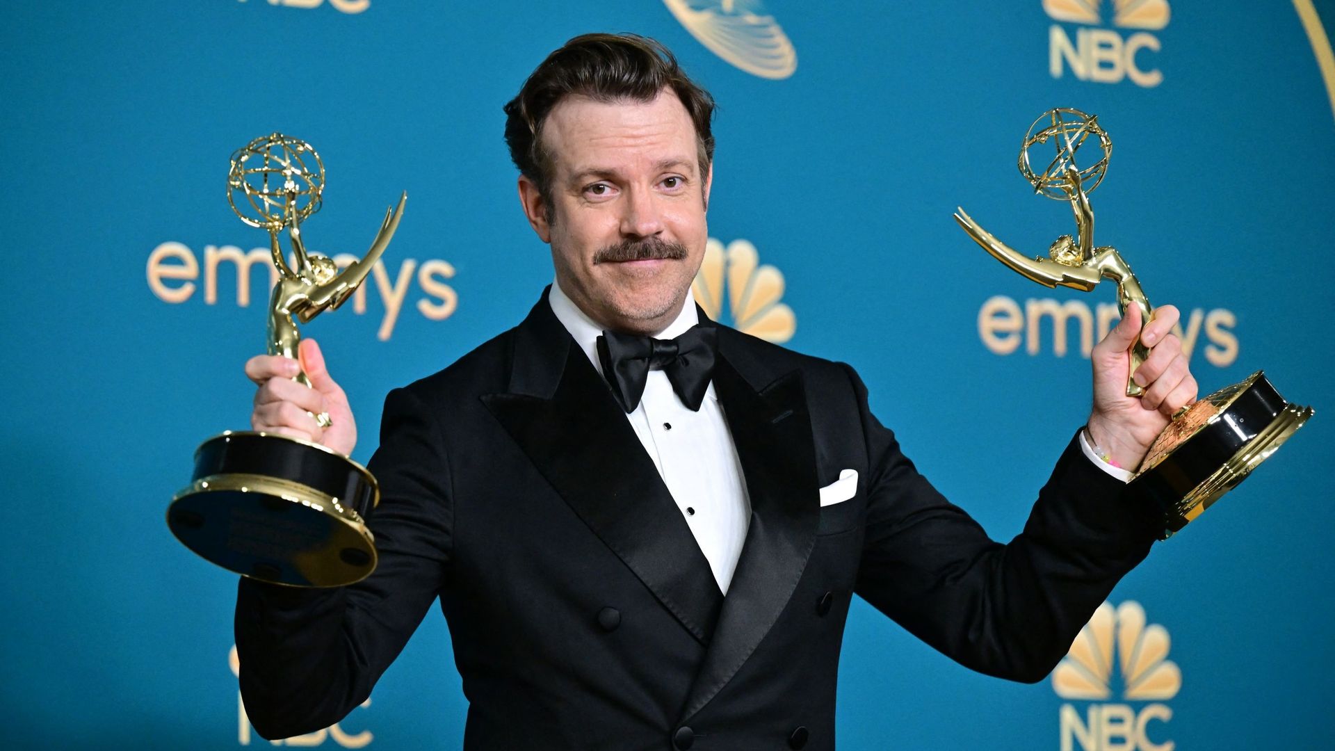 Jason Sudeikis pose avec ses deux Emmy remportés pour sa série "Ted Lasso" en 2022.