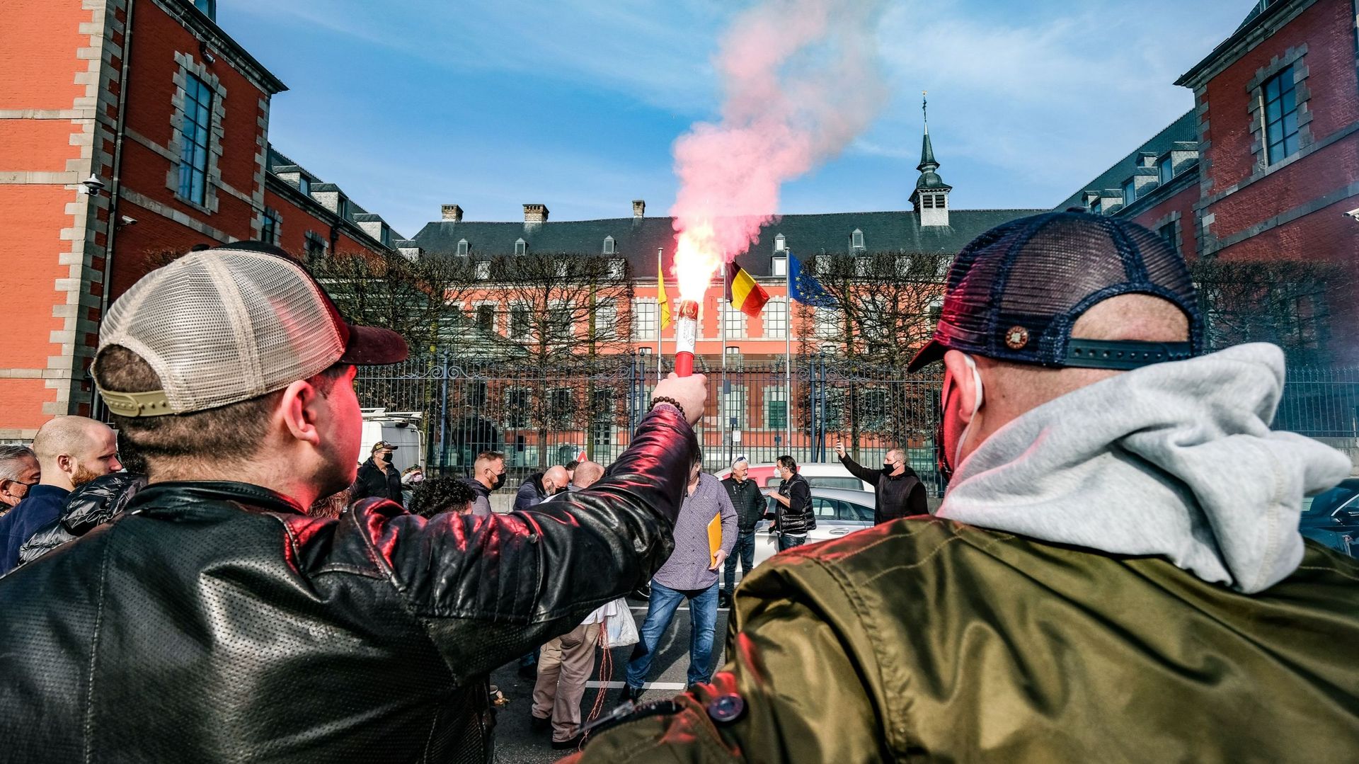 Photo d'une manifestation à Namur le 25 février 2021 pour dénoncer les mesures sanitaires adoptées dans le cadre de la lutte contre la pandémie Covid - 19. 