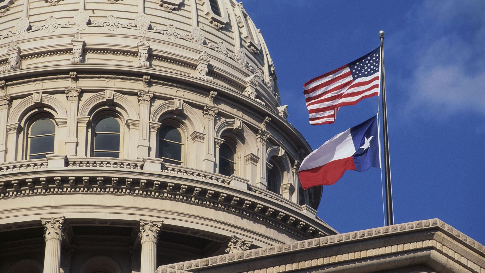 Les gouverneur du Texas abandonne plusieurs mesures anti Covid dont le port du masque obligatoire