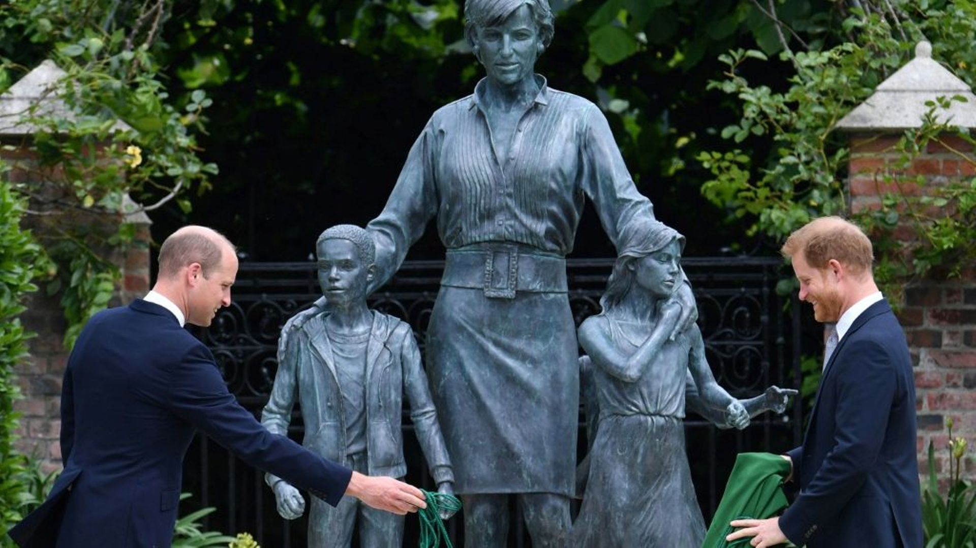 Les princes William (g) et Harry inaugure la statue en bronze de leur mère, la princesse Diana, dans les jardins de Kensington Palace, le 1er juillet 2021 à Londres