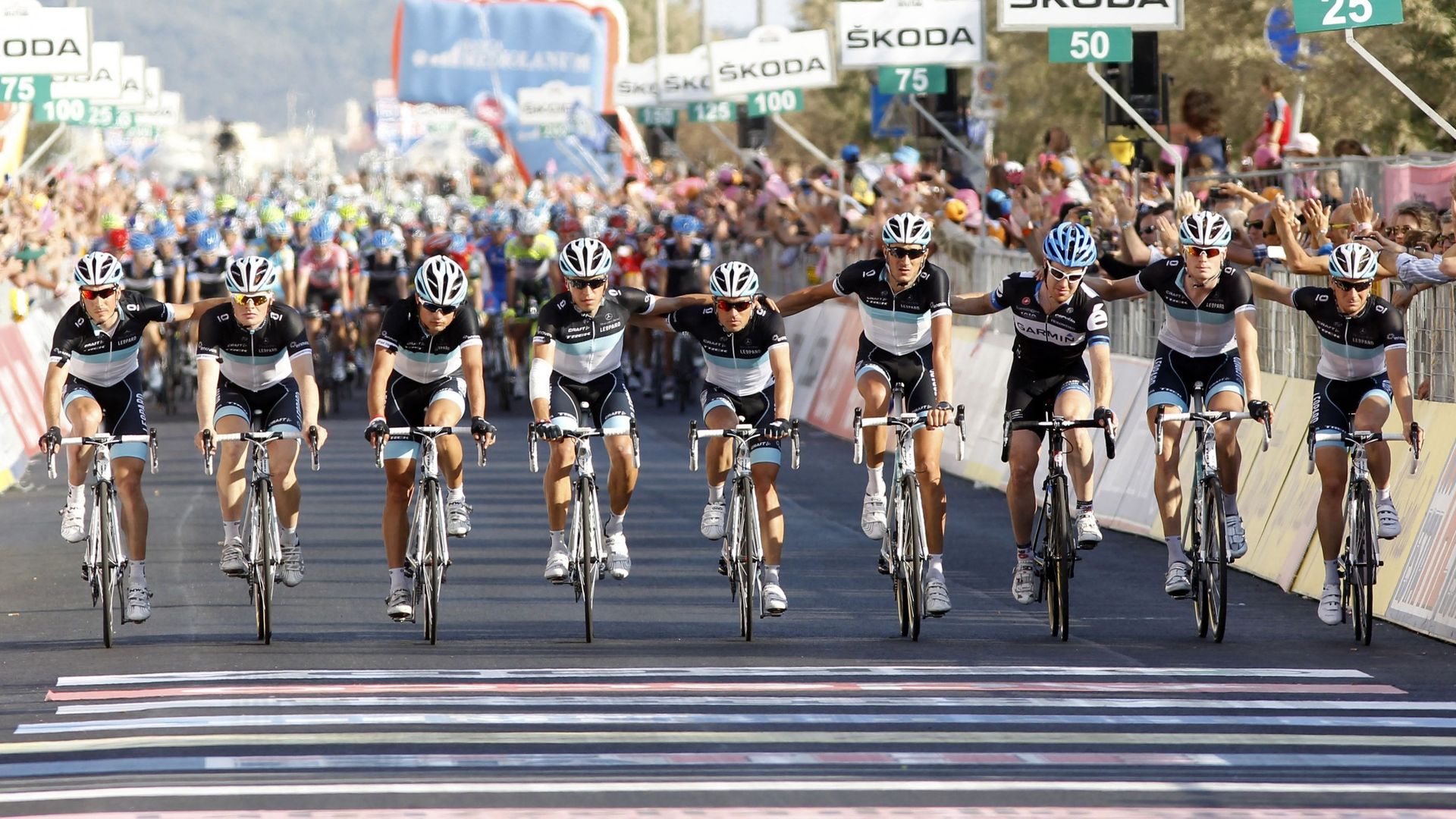 Cyclisme : Au lendemain de la mort de Wouter Weylandt sur les routes du Giro, l’équipe Leopard Trek ainsi que l’Américain Tyler Farrar (ami intime de Weylandt) se positionnent à l’avant et franchissent la ligne en se tenant par l’épaule, la plupart en ple