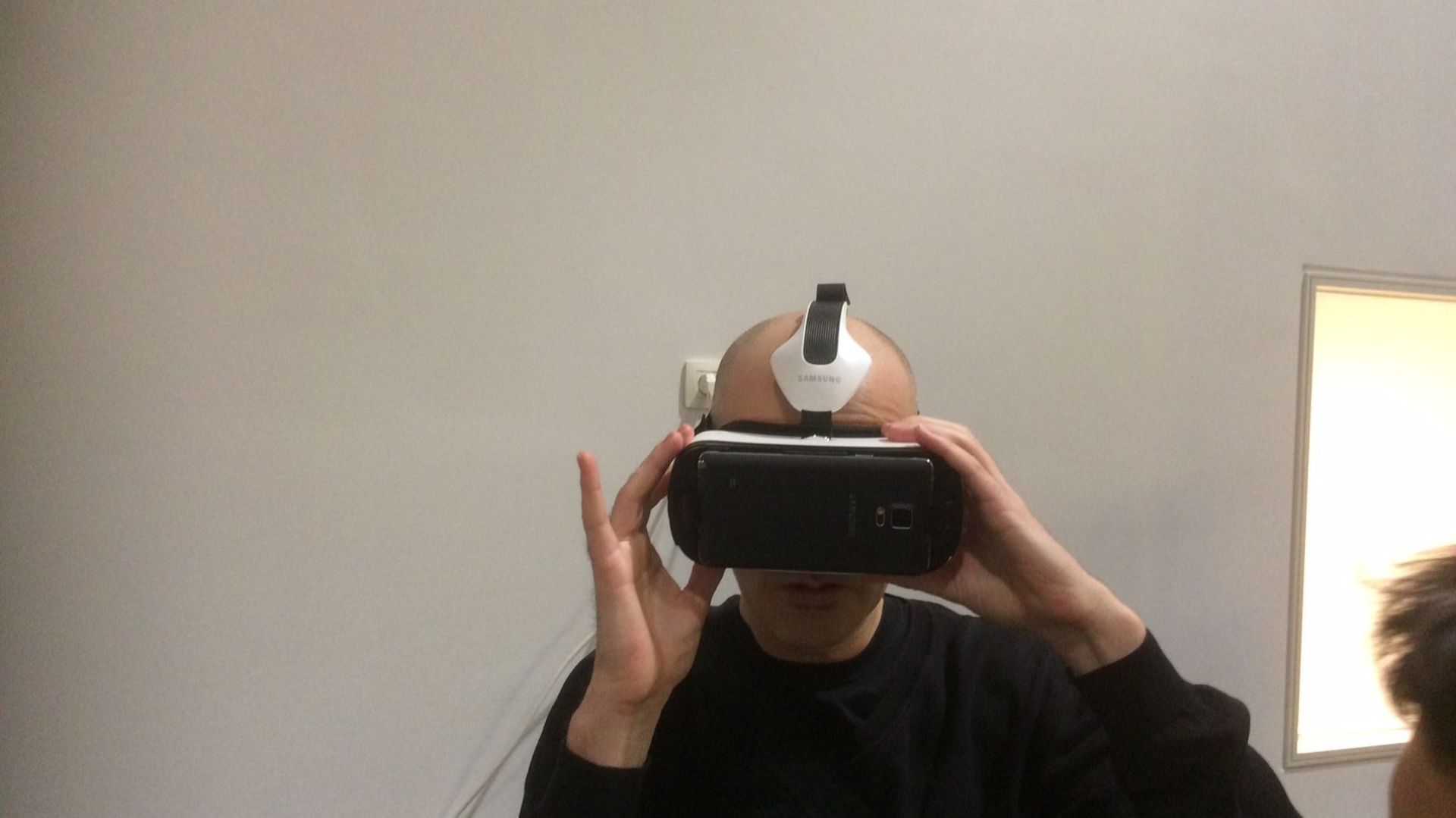 La VR est encore un sport de riche. Un casque coûte une centaine d’euros.