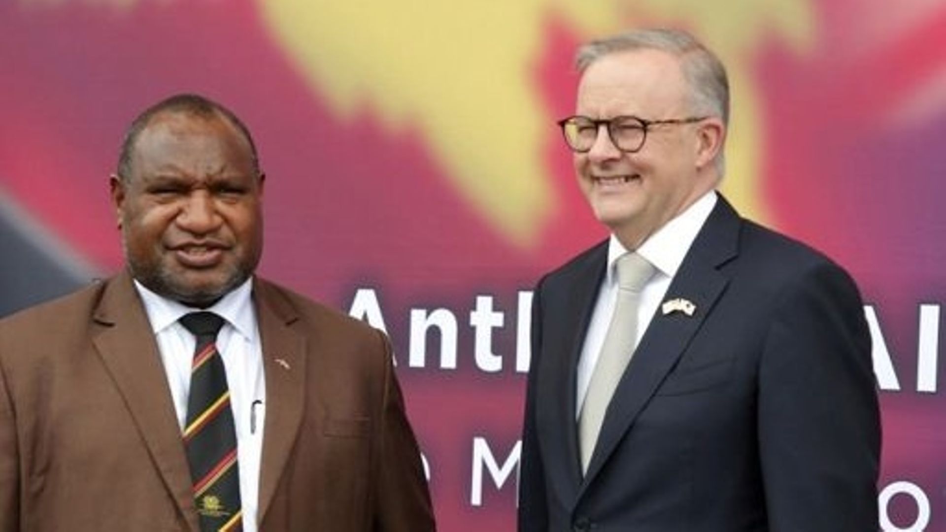 Le Premier ministre de Papouasie-Nouvelle-Guinée James Marape (à gauche) et son homologue australien Anthony Albanese posent pour des photos avant leur réunion bilatérale à Port Moresby, le 12 janvier 2023. 
