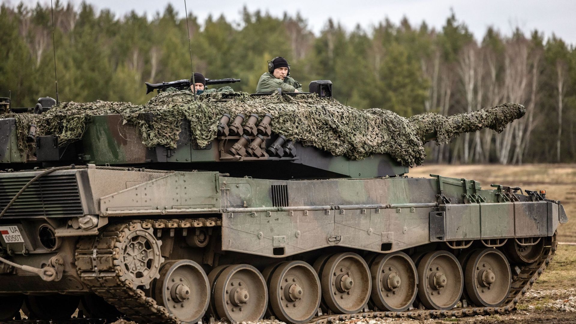 Des soldats polonais et ukrainiens sur un char Leopard 2 A4 lors d’un entraînement à la base militaire de Swietoszow, dans l’ouest de la Pologne
