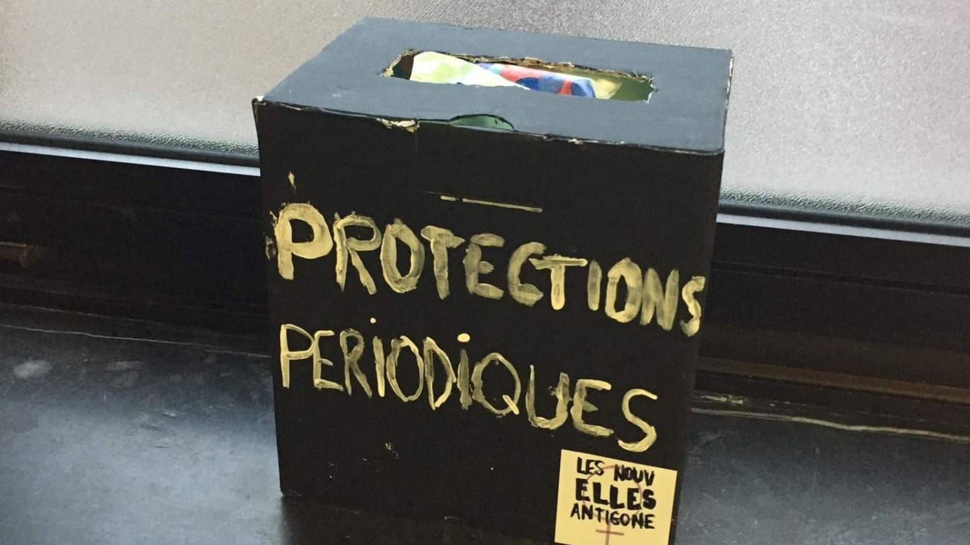 Des boîtes incitent les personnes qui passent par les toilettes de l’UMons à la solidarité menstruelle.