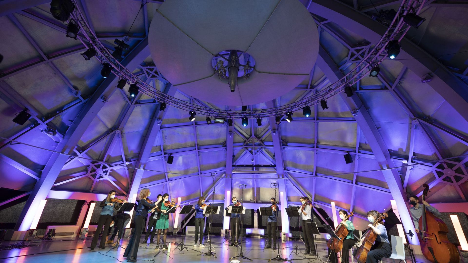 L’orchestre de Music3 joue dans l’une des boules de l’Atomium
