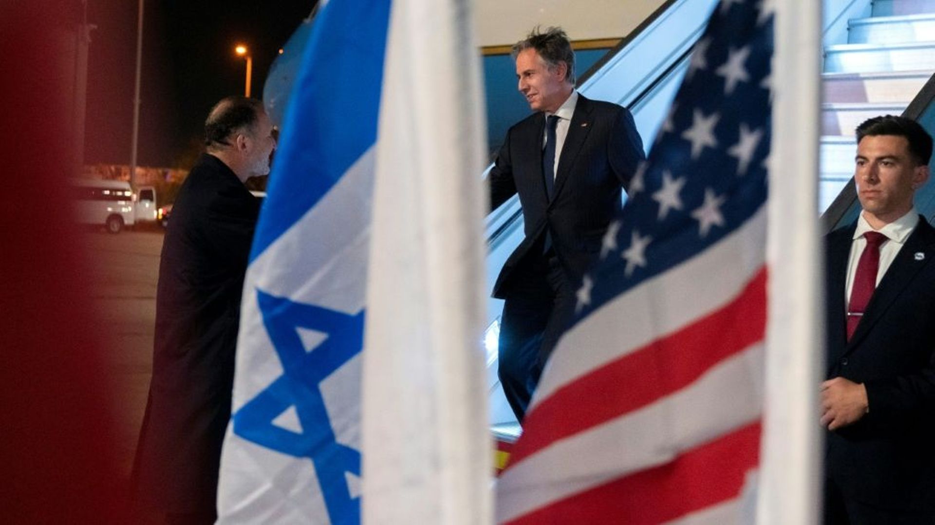 Le secrétaire d'Etat américain Antony Blinken (au centre) arrive à Tel Aviv, le 26 mars 2022
