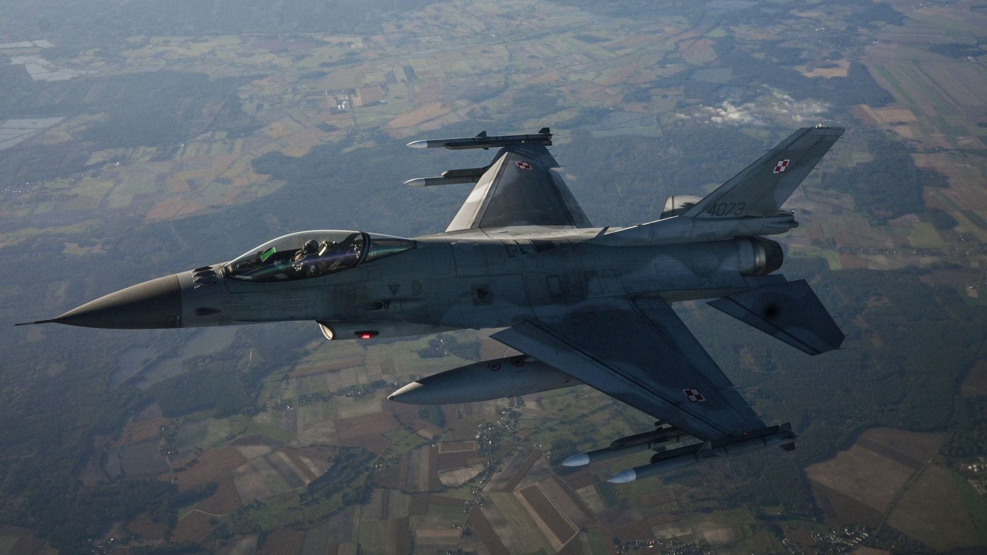 Un F-16 Fighting Falcon de l’armée de l’air polonaise participe à un exercice de bouclier aérien de l’OTAN sur la base aérienne de Lask en Pologne, le 12 octobre 2022.