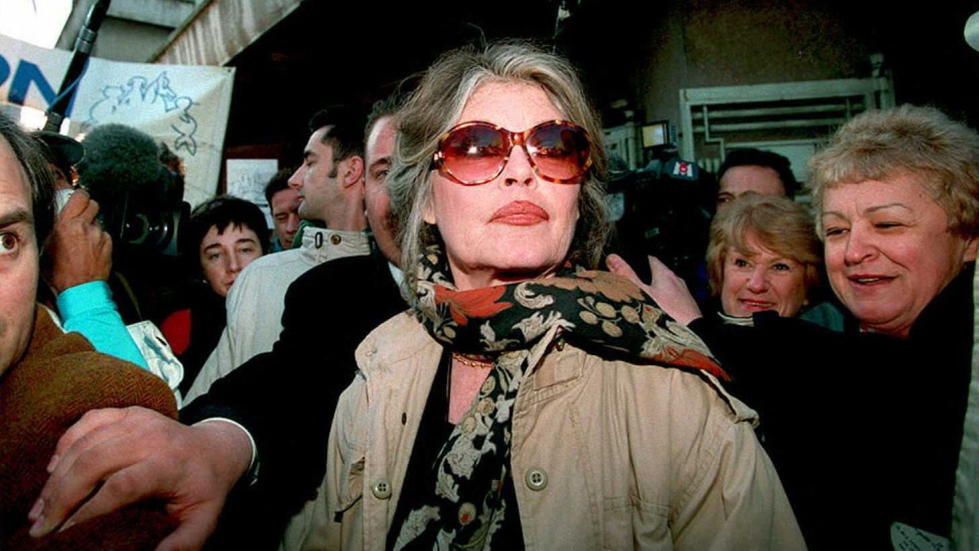 Photographie de Brigitte Bardot entourée de fans durant une représentation de la fondation Brigitte Bardot à la Foire Agricole.