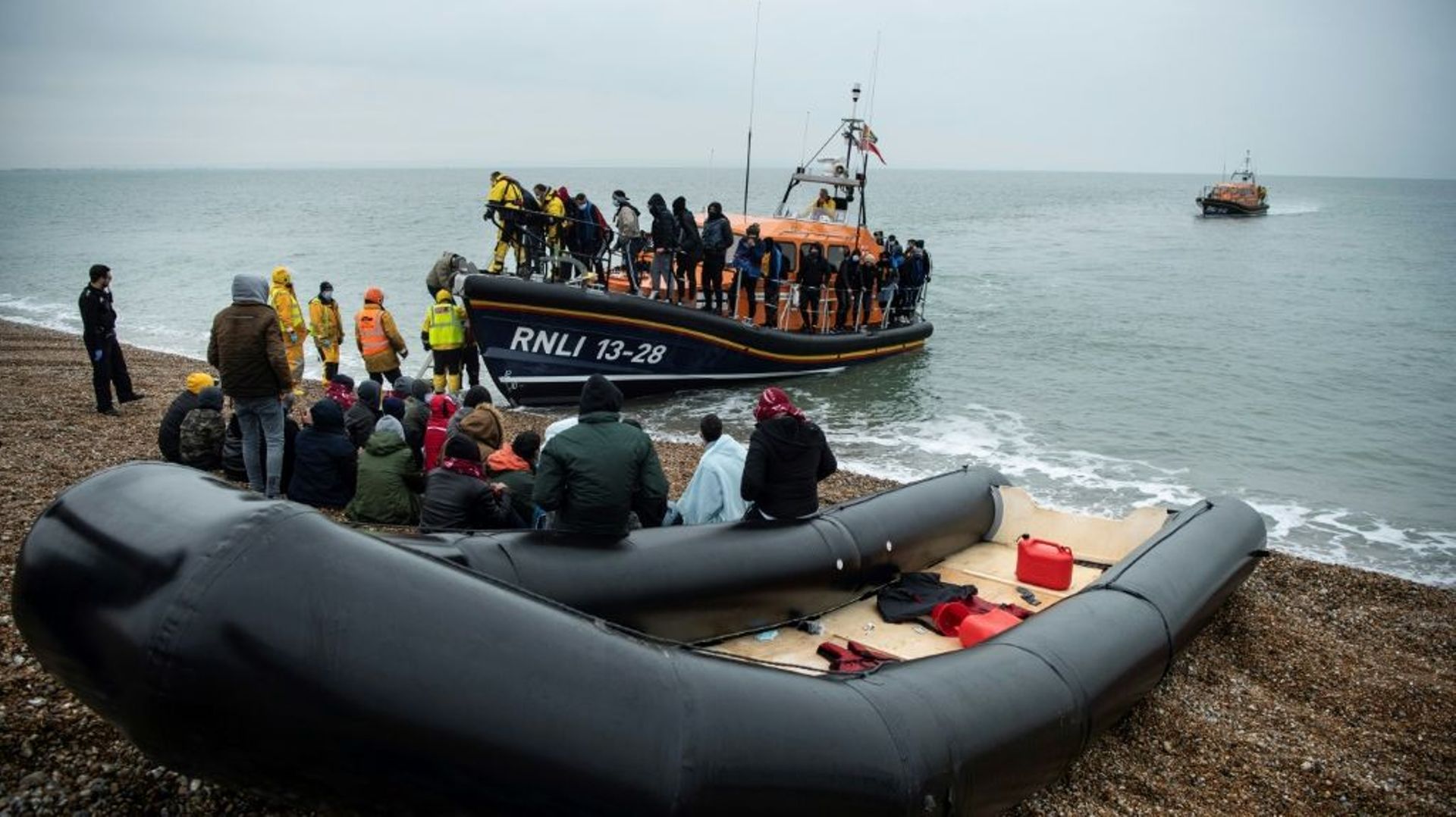 Des migrants sur une plage de Dungeness après avoir été secourus en mer par la RNLI pendant leur traversée de La Manche, le 24 novembre 2021 dans le sud-est de l’Angleterre