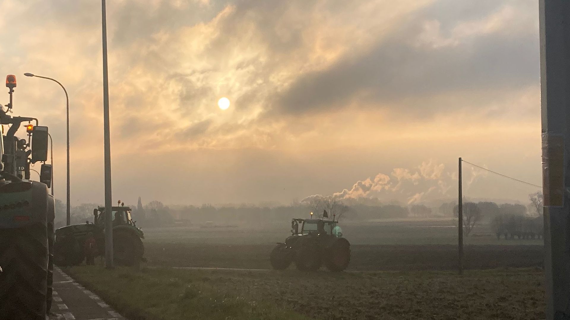 Au départ de Tielt ce matin, une dizaine de tracteurs se rassemblent. Des réunions comme celles-ci, il y en a un peu partout en Flandre et toutes convergent vers le même endroit : la capitale.