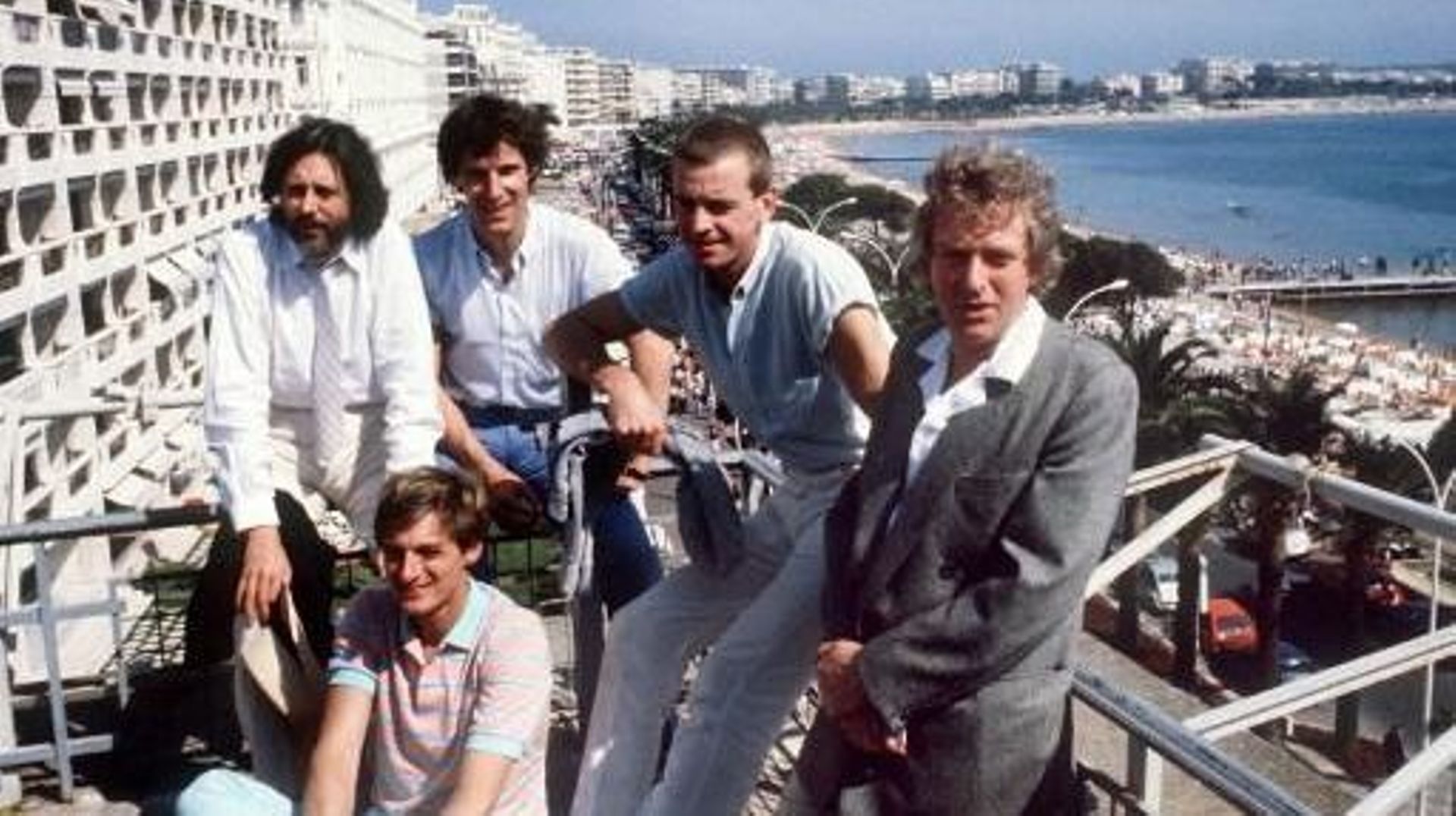 L'équipe du film Les chariots de feu, (de G à D : Ian Charleson, Nigel Havers (assis), Ben Cross, Daniel Gerroll et Hugh Hudson) pose le 20 mai 1981, sur la terrasse de leur hôtel lors du Festival International du Film de Cannes. AFP PHOTO
