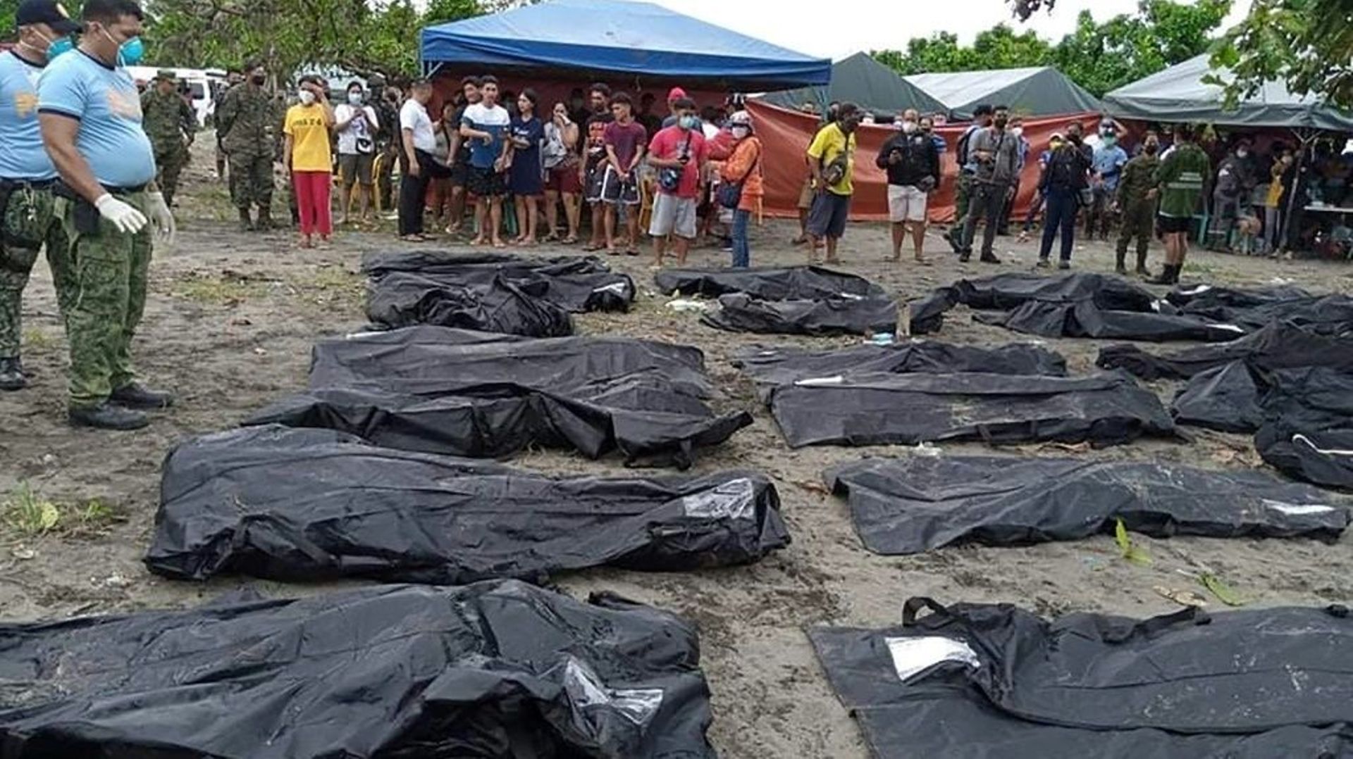 Les sauveteurs alignent les corps des victimes du glissement de terrain à Abuyog, aux Philippines, le 13 avril 2022