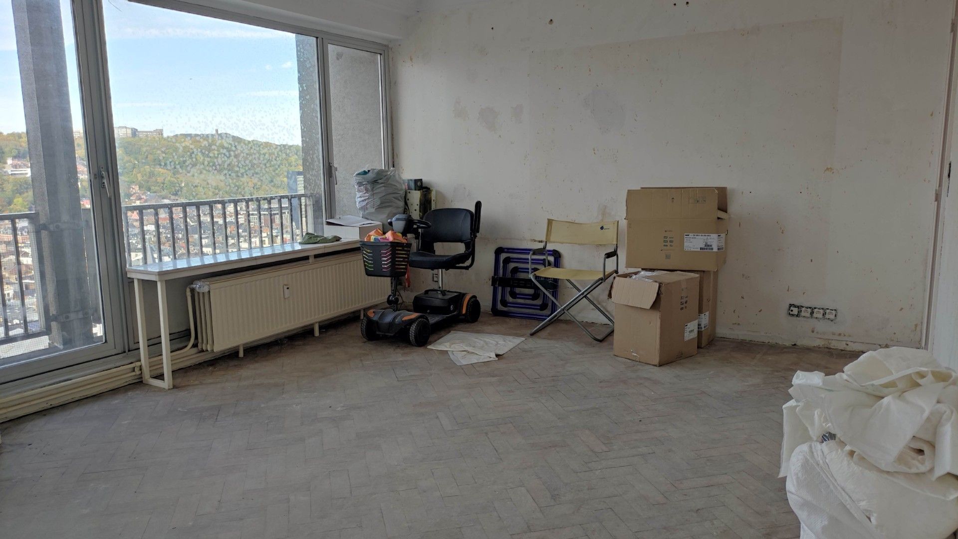 Malgré l'arrêt d'inhabitabilité levé, plusieurs appartements de la Tour Kennedy sont encore loin d'être habitables