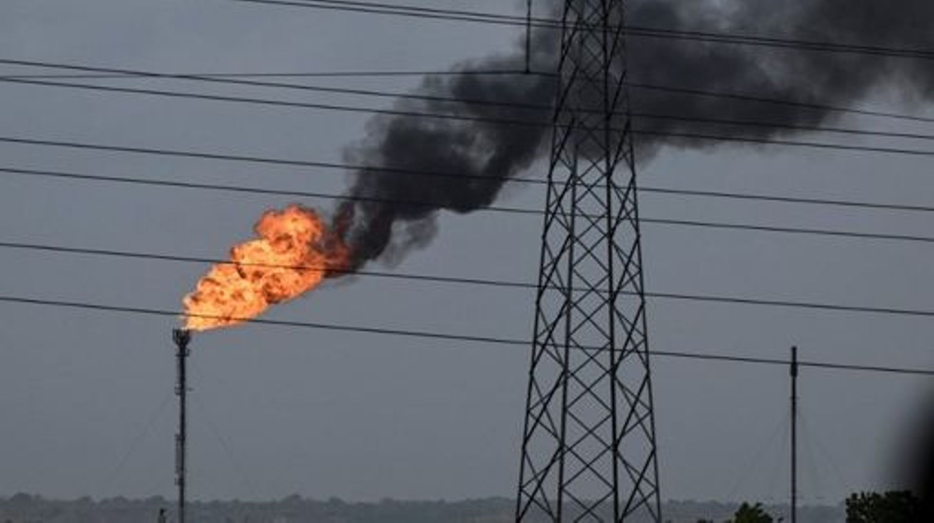 Les puits de pétrole abandonnés continuent de polluer. Énormément -  Sciences et Avenir