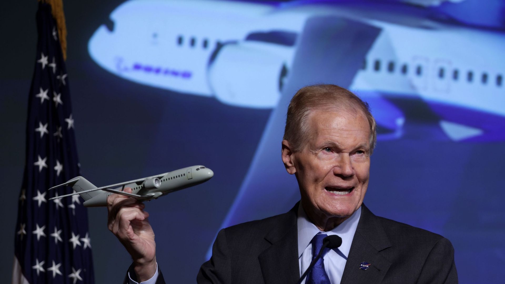 Bill Nelson, administrateur de la NASA, prend la parole lors d’une conférence de presse consacrée au projet "Sustainable Flight Demonstrator" de l’agence, qui vise à développer la technologie et la conception d’une nouvelle génération d’avions de ligne.