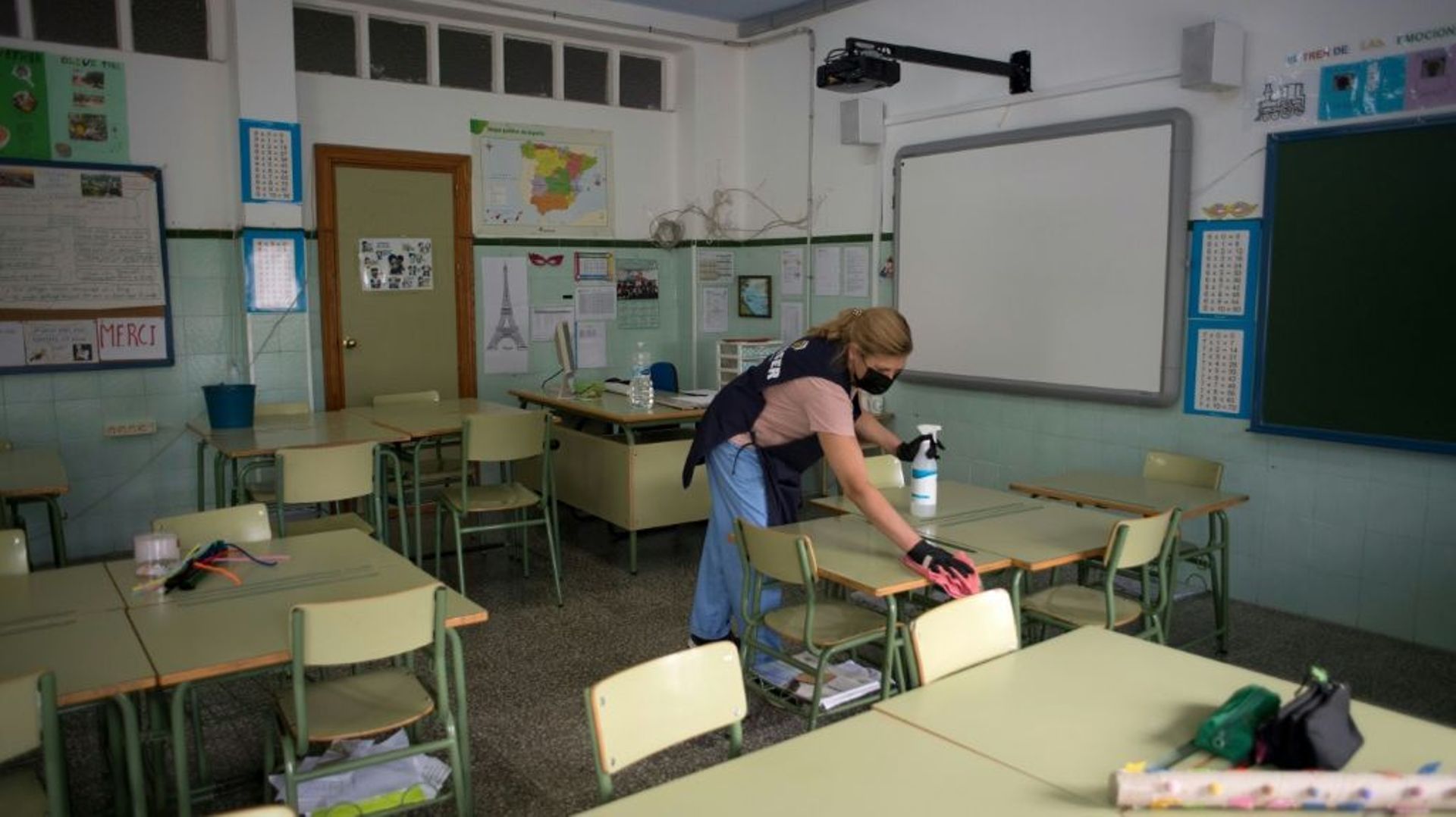 Désinfection d'une classe avant la rentrée scolaire à Ronda, dans le sud de l'Espagne, le 1er septembre 2020