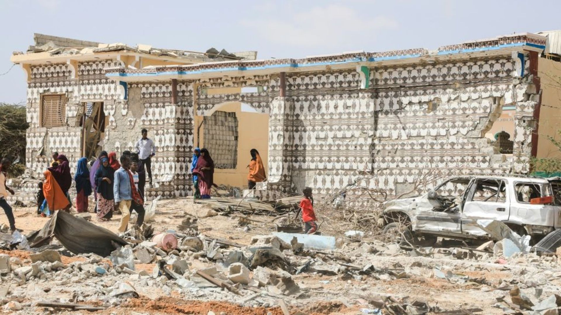 Le site d'un attentat revendiqué par les shebab à Mogadiscio le 16 février 