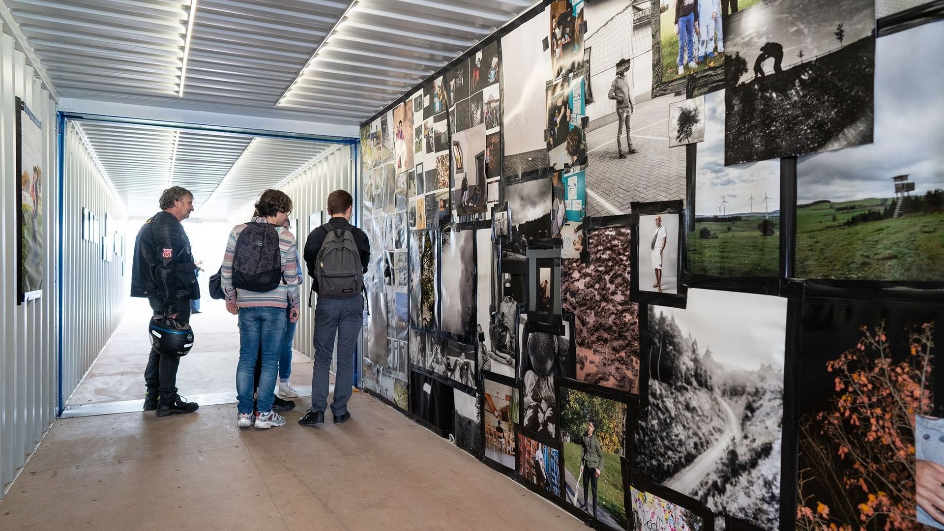 Plus de 100 photographes de renom affichent leur travail dans 15.000 m2 d’exposition.