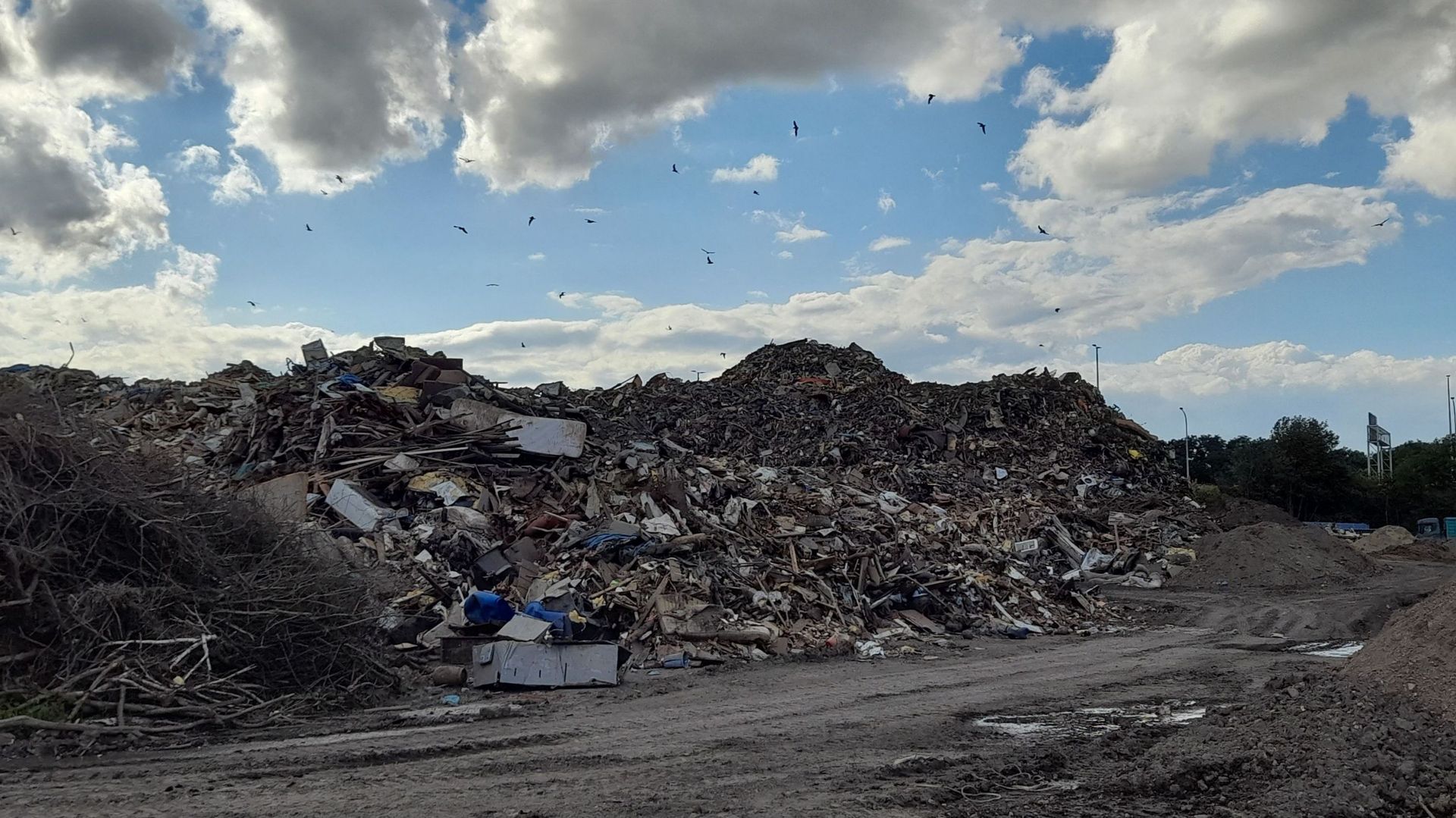 Les riverains souhaitent que les déchets soient déplacés et entreposés sur un autre site.