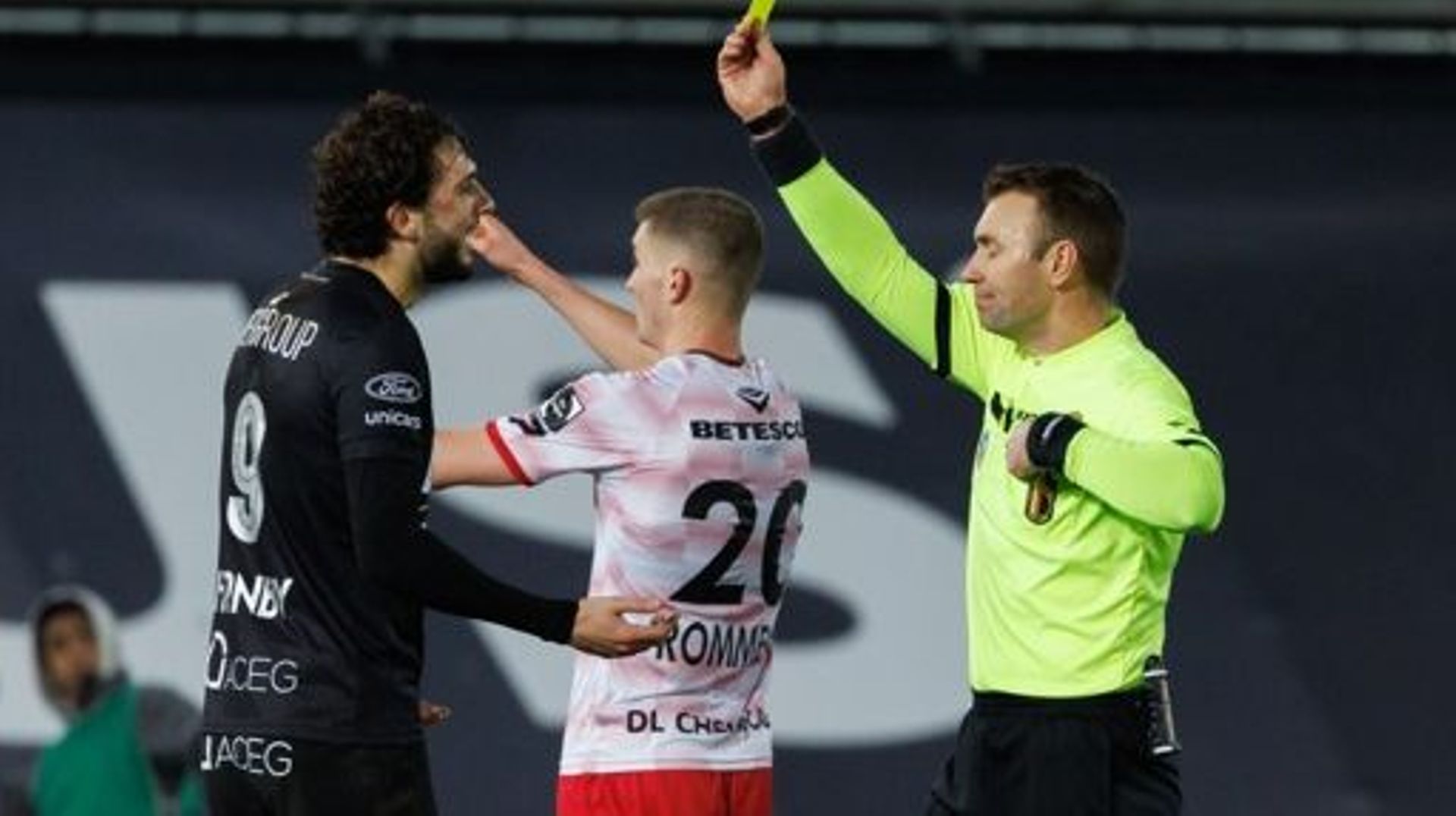 Oostende’s Fraser Hornby receives a yellow card from and referee Nicolas Laforge during a soccer match between SV Zulte Waregem and KV Oostende, Sunday 12 February 2023 in Waregem, on day 22 of the 2022-2023 'Jupiler Pro League' first division of the Belg
