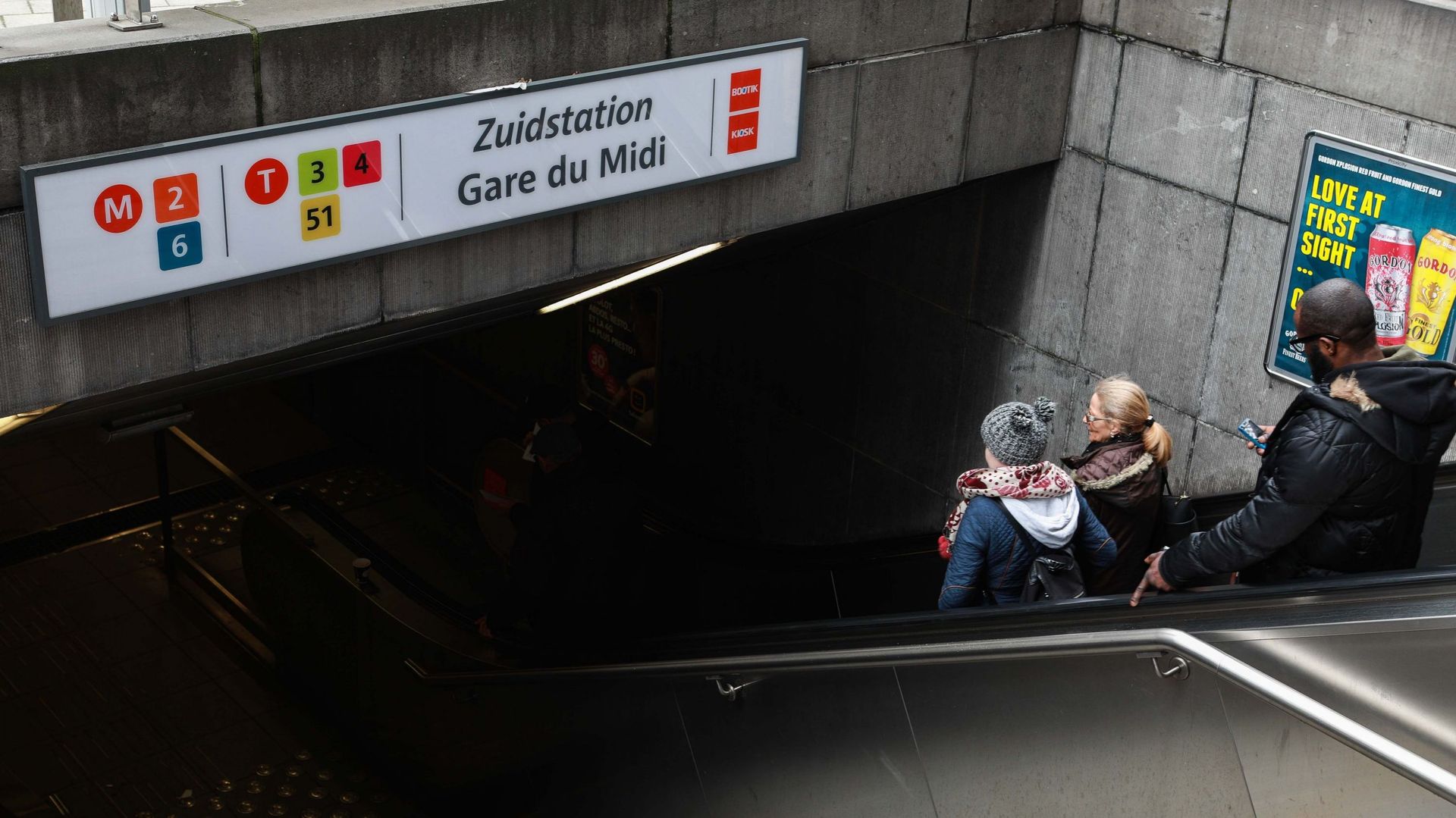 Interruption de plusieurs lignes de la Stib après un dégagement de fumée à la gare du Midi : la circulation a repris, deux personnes intoxiquées