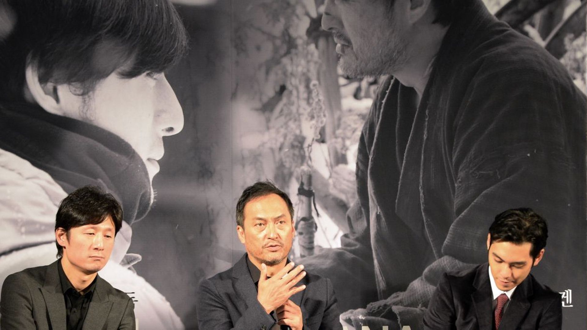 Le réalisateur sud-coréen Lee Sang-il et les acteurs japonais Ken Watanabe et Yagira Yuya au Festival de Busan le 8 octobre 2013