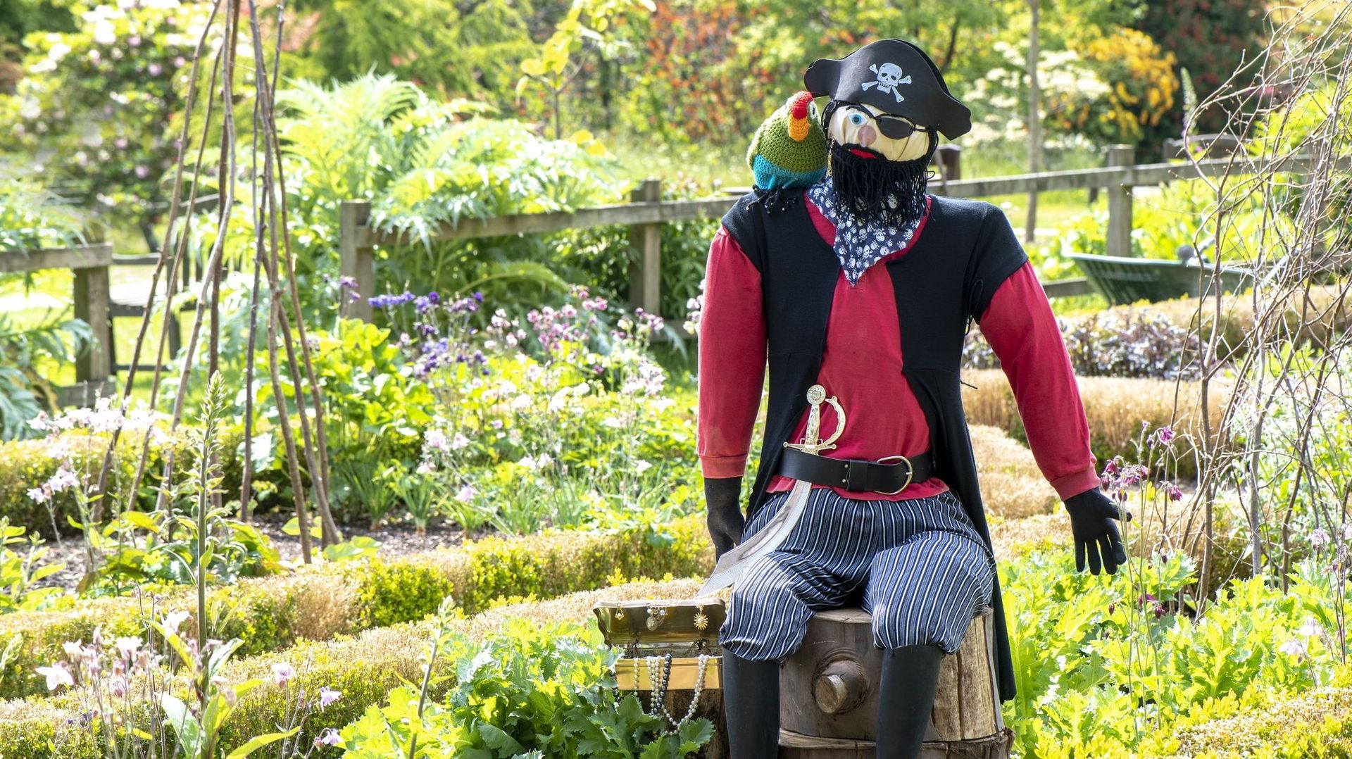 Même avec un bandeau sur l’œil et un sabre à la ceinture, ce superbe épouvantail ne fera pas peur longtemps aux oiseaux et aux chats. Ils s’habituent vite à son immobilité et pourraient même venir se poser sur son chapeau ou se coucher sur ses genoux.