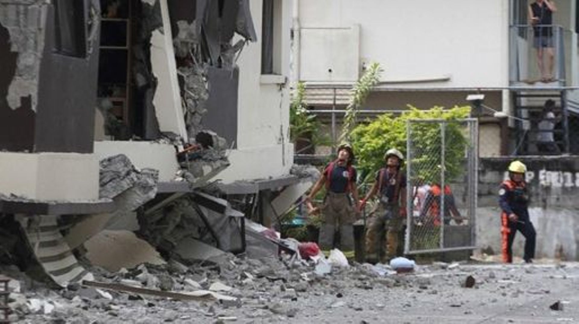 Des sauveteurs regardent l’immeuble en copropriété endommagé après qu’un tremblement de terre de magnitude 6,5 a frappé Davao City, dans l’île méridionale de Mindanao, le 31 octobre 2019 (illustration)