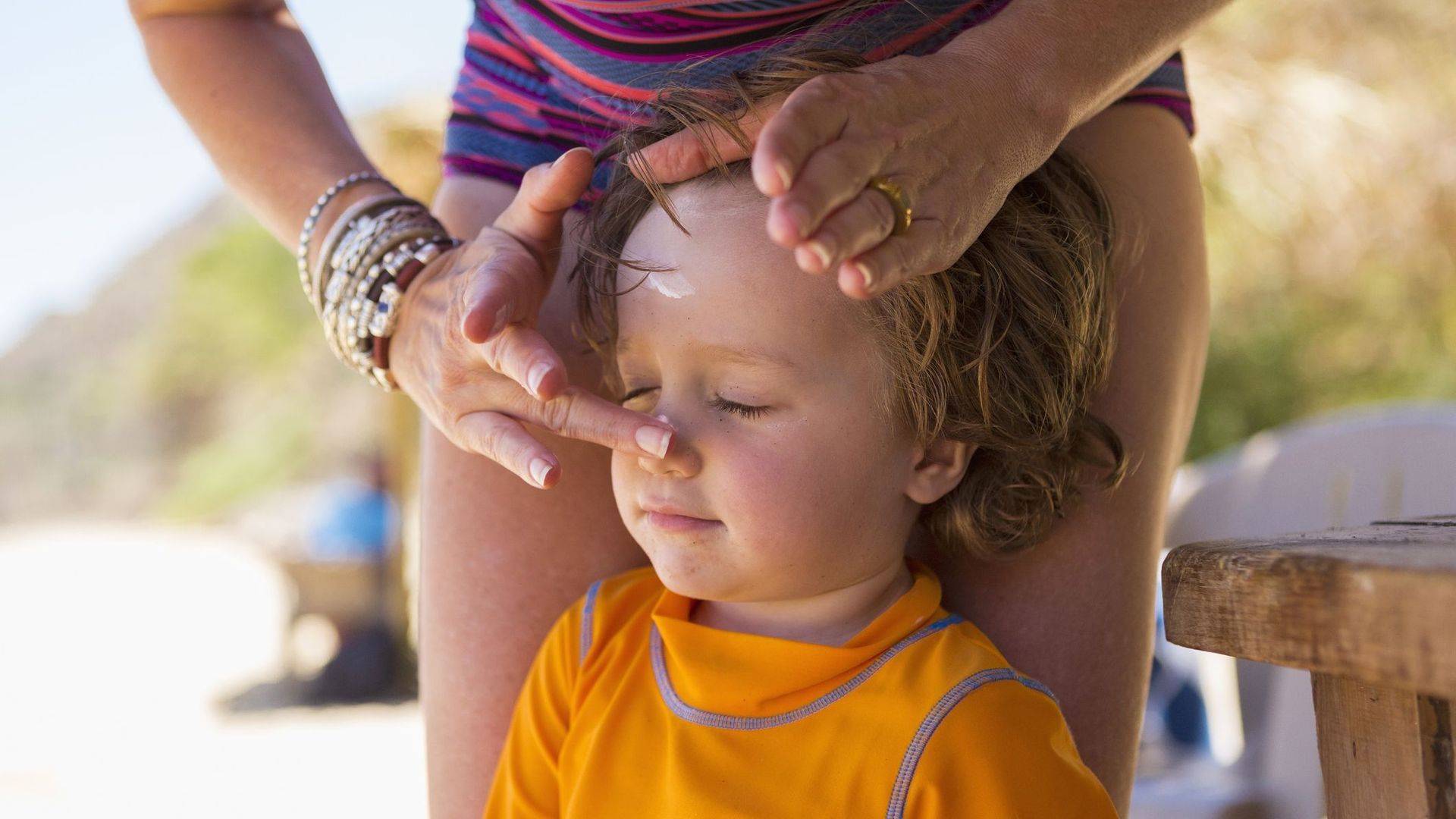 Trois questions qu'il faut se poser avant de choisir une crème solaire pour son enfant.