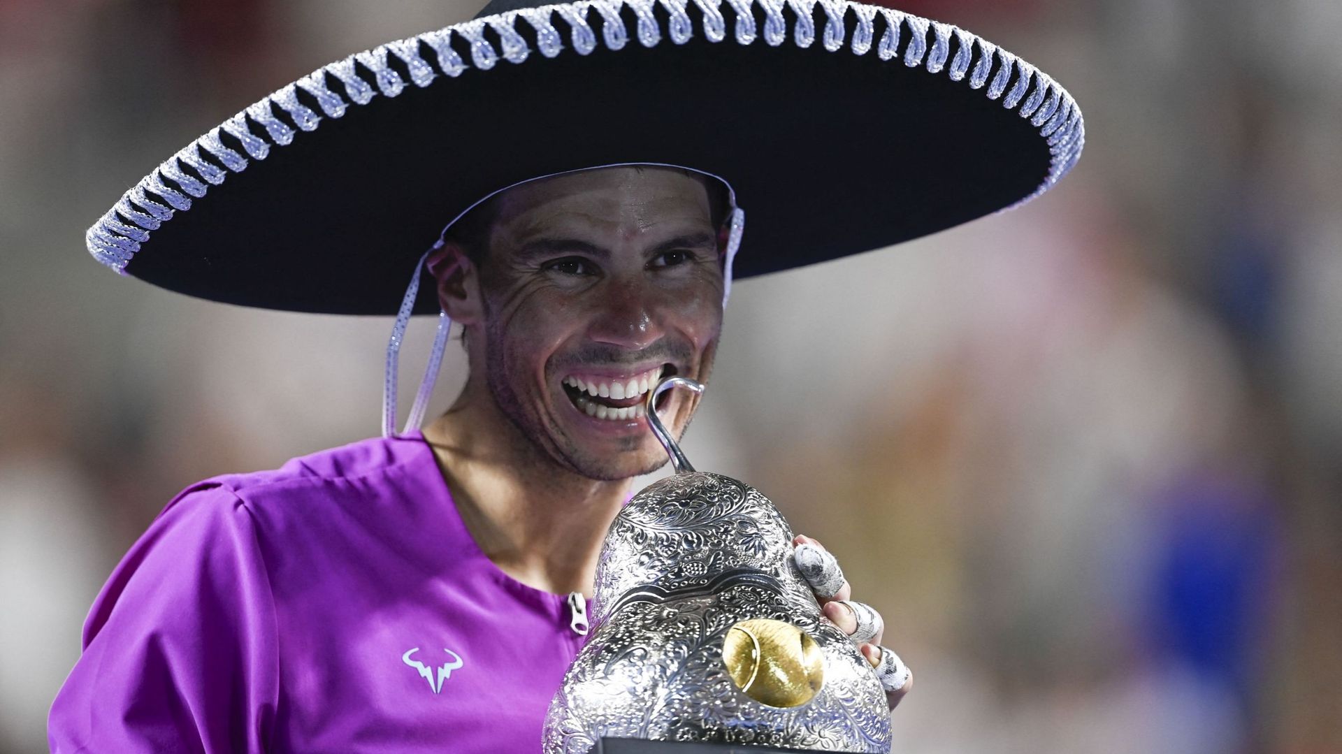 Rafael Nadal pose avec son trophée à Acapulco