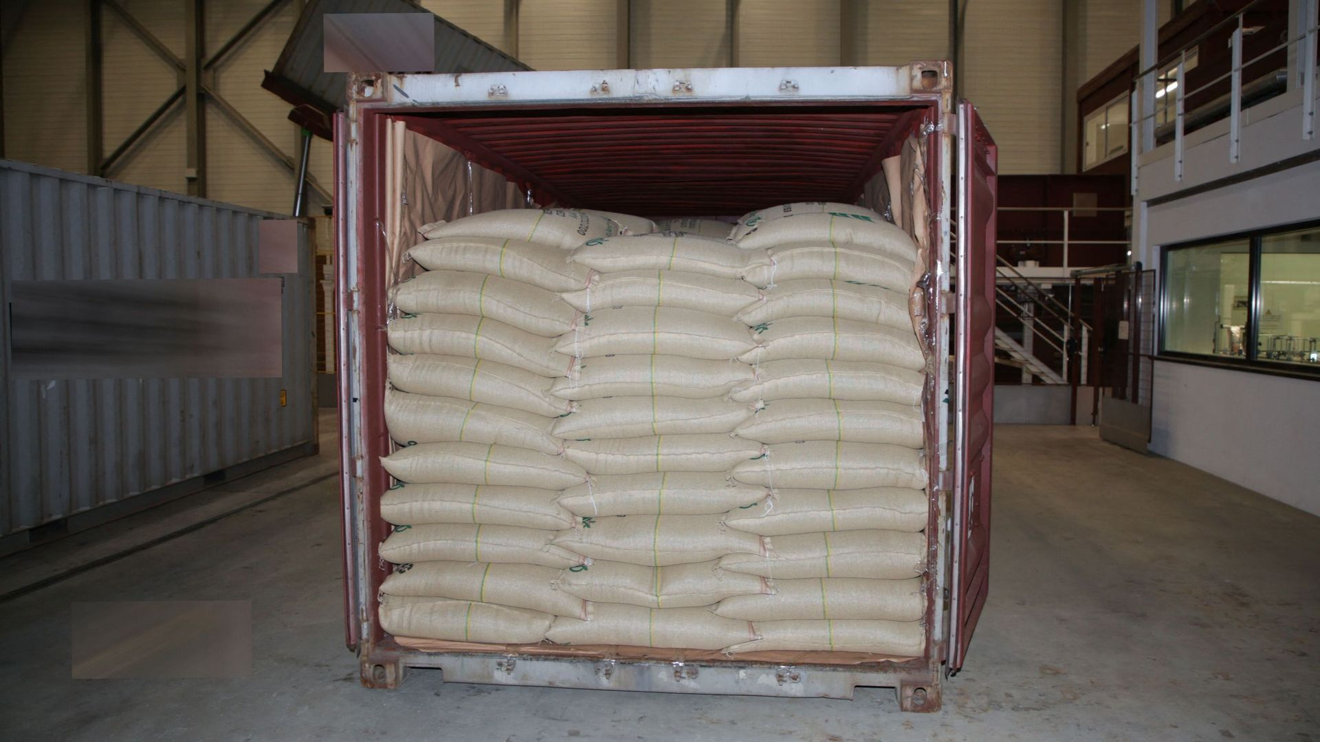 Cette photo, publiée par la police suisse du canton de Fribourg le 5 mai 2022, montre l’un des cinq conteneurs d’une cargaison de grains de café livrée à une usine Nespresso dans laquelle plus de 500 kilogrammes de cocaïne ont été trouvés.